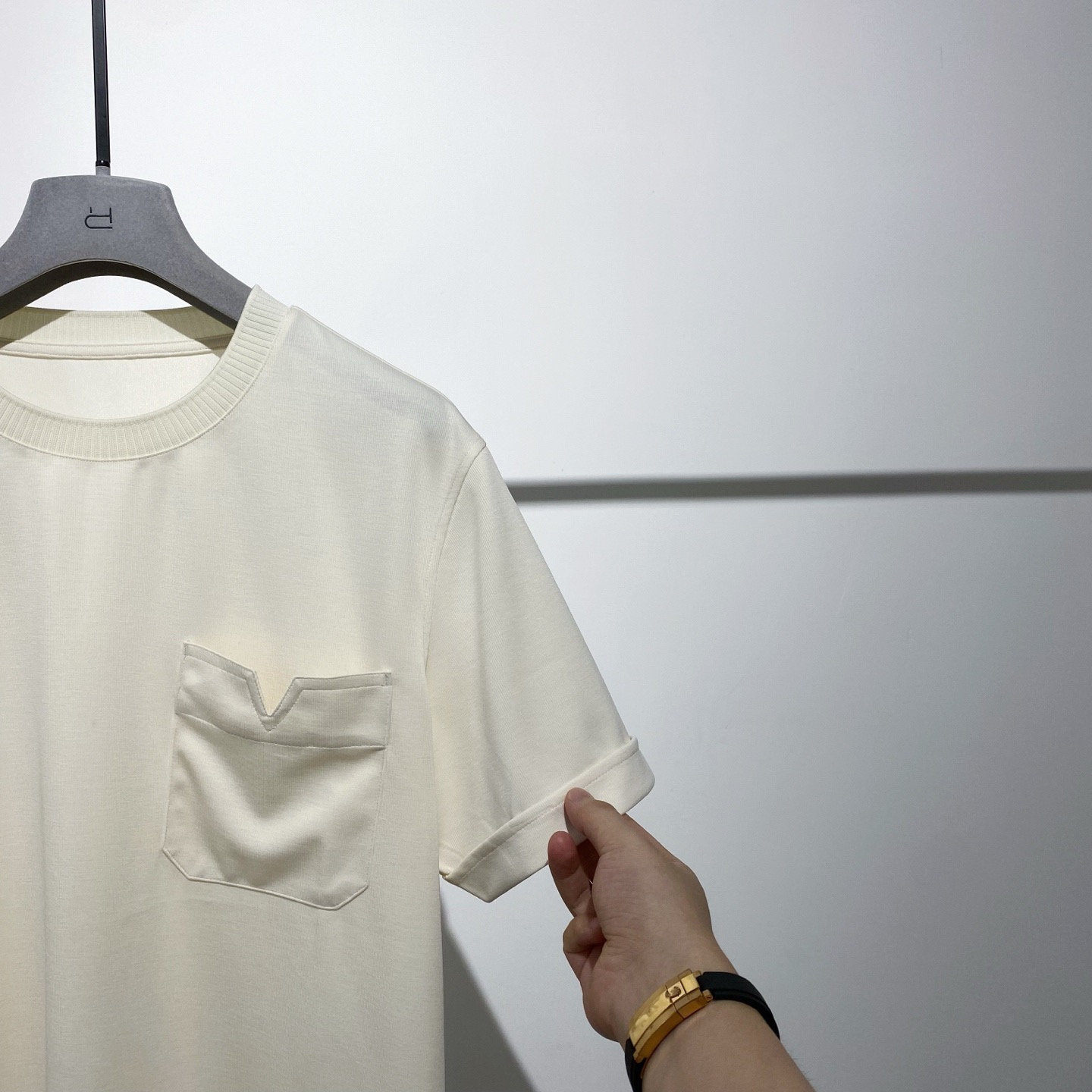 新品！！
日本定STYLEM混纺纤维，所有纱线皆Made in Japan……
圆领罗纹针织拼接，V型口袋设计，通过极简剪裁，优雅又显老钱随性……
自带细腻光泽度，富有真丝般垂坠质感，上身舒适透气和垂感兼备呈现灵动飘逸的自然高笈！！
面料成份：42%莫代尔 17%特种丝 35%聚酯纤维 6%氨纶
尺码指南：L-胸围108-肩宽47-衣长67
P235 白色 size：M L XL XXL XXXL（新品）