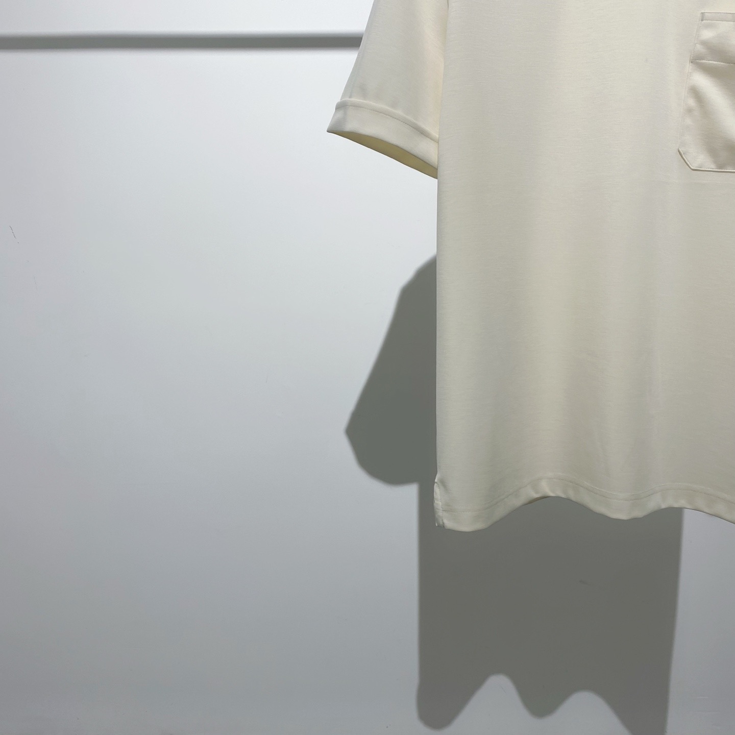 新品！！
日本定STYLEM混纺纤维，所有纱线皆Made in Japan……
圆领罗纹针织拼接，V型口袋设计，通过极简剪裁，优雅又显老钱随性……
自带细腻光泽度，富有真丝般垂坠质感，上身舒适透气和垂感兼备呈现灵动飘逸的自然高笈！！
面料成份：42%莫代尔 17%特种丝 35%聚酯纤维 6%氨纶
尺码指南：L-胸围108-肩宽47-衣长67
P235 白色 size：M L XL XXL XXXL（新品）