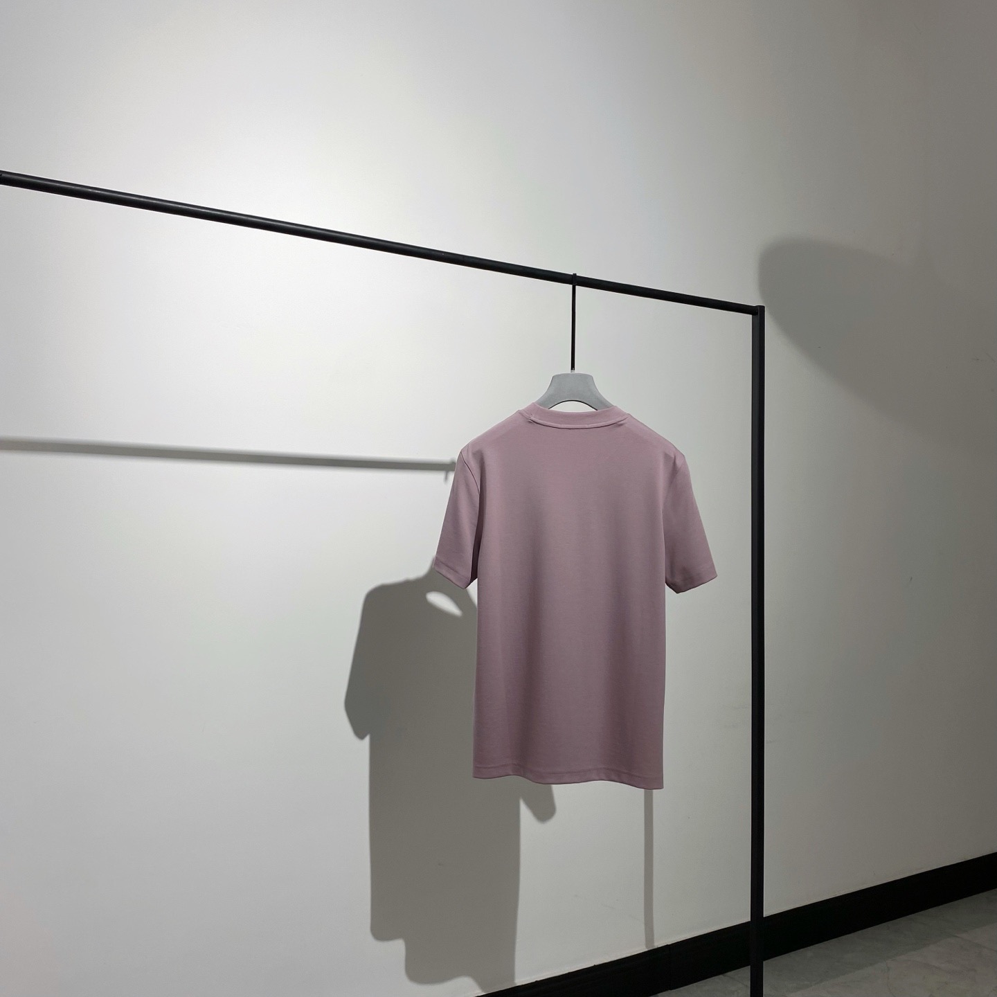 一件不够穿的单品……高品格！！
ʙᴇʙᴇ ʀᴇᴠᴇʀᴅʏ | 莫代尔棉质纤维T恤衫
不需要过多的设计感就可以狠有气质，妥妥的舒适，很百搭又很招人稀罕，在简单且高级中，T恤是破局代表性的……在简单的廓形和惬意的气质之间找到了微妙的平衡点，这种自带𝗙𝗲𝗲𝗹的𝗧𝗲𝗲，彰显松弛有度、收放自如的生活态度，真不错！！
面料成份：47.5%棉 47.5莫代尔 5%氨纶
尺码描述：M-胸围96-肩宽42-衣长64
P185 丁香紫/白色 Size： M L XL XXL XXXL（新品）