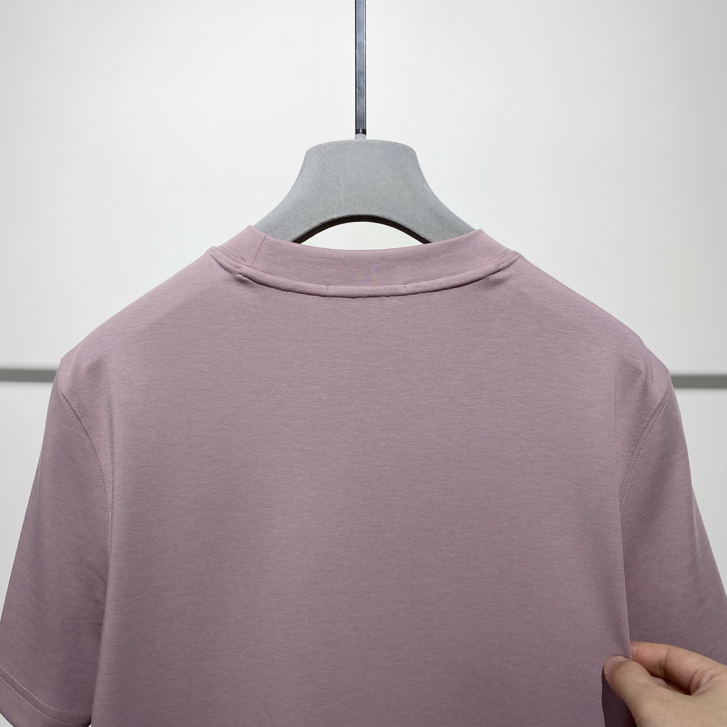 一件不够穿的单品……高品格！！
ʙᴇʙᴇ ʀᴇᴠᴇʀᴅʏ | 莫代尔棉质纤维T恤衫
不需要过多的设计感就可以狠有气质，妥妥的舒适，很百搭又很招人稀罕，在简单且高级中，T恤是破局代表性的……在简单的廓形和惬意的气质之间找到了微妙的平衡点，这种自带𝗙𝗲𝗲𝗹的𝗧𝗲𝗲，彰显松弛有度、收放自如的生活态度，真不错！！
面料成份：47.5%棉 47.5莫代尔 5%氨纶
尺码描述：M-胸围96-肩宽42-衣长64
P185 丁香紫/白色 Size： M L XL XXL XXXL（新品）