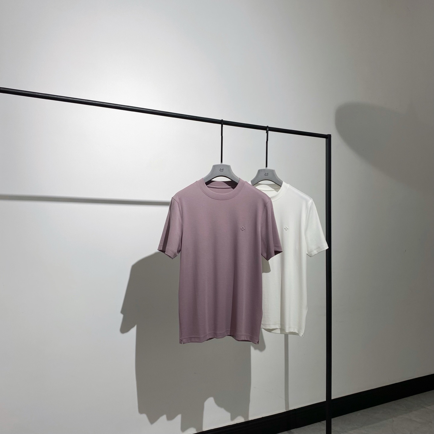 一件不够穿的单品……高品格！！
ʙᴇʙᴇ ʀᴇᴠᴇʀᴅʏ | 莫代尔棉质纤维T恤衫
不需要过多的设计感就可以狠有气质，妥妥的舒适，很百搭又很招人稀罕，在简单且高级中，T恤是破局代表性的……在简单的廓形和惬意的气质之间找到了微妙的平衡点，这种自带𝗙𝗲𝗲𝗹的𝗧𝗲𝗲，彰显松弛有度、收放自如的生活态度，真不错！！
面料成份：47.5%棉 47.5莫代尔 5%氨纶
尺码描述：M-胸围96-肩宽42-衣长64
P185 丁香紫/白色 Size： M L XL XXL XXXL（新品）
