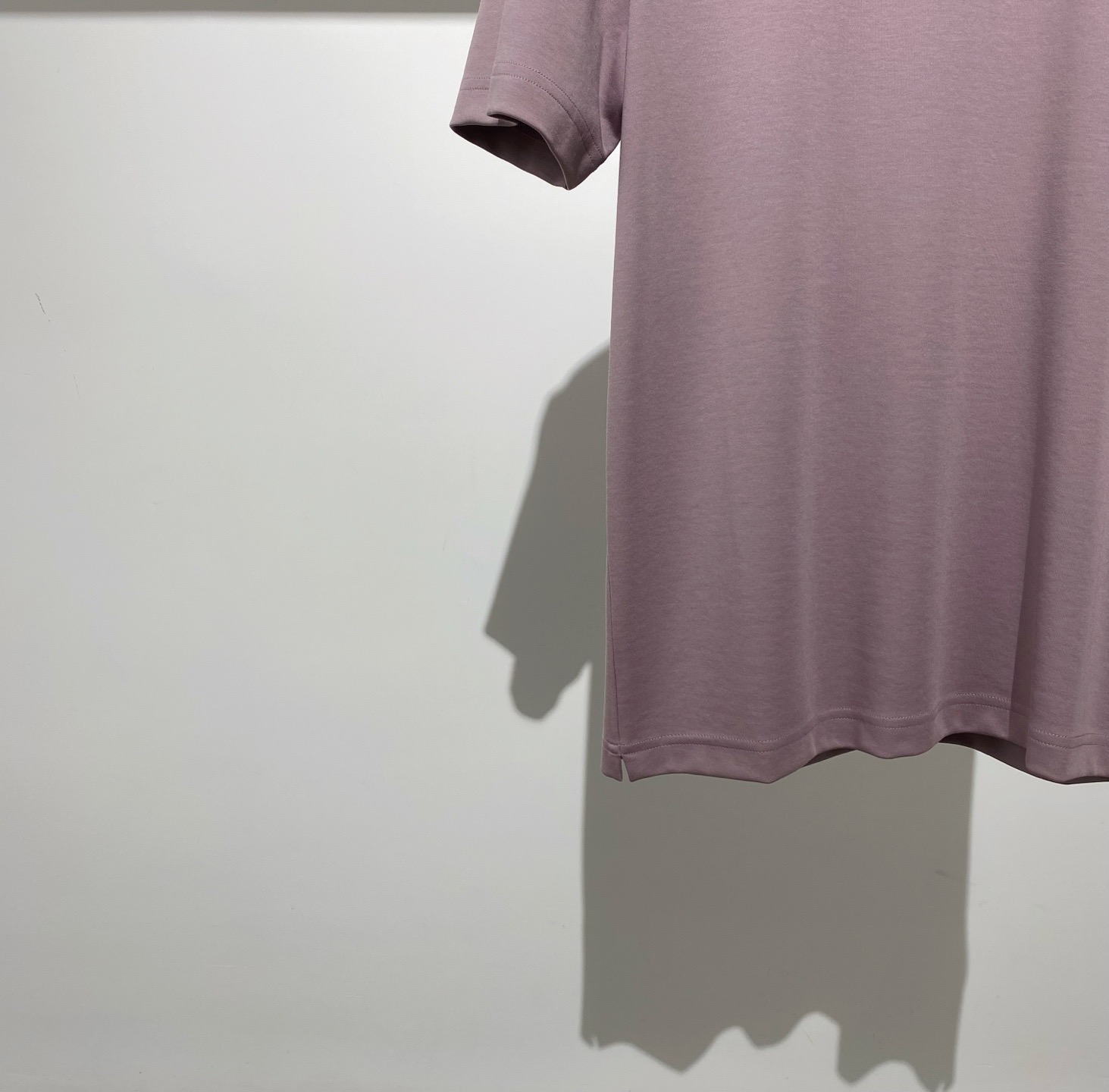 一件不够穿的单品……高品格！！
ʙᴇʙᴇ ʀᴇᴠᴇʀᴅʏ | 莫代尔棉质纤维T恤衫
不需要过多的设计感就可以狠有气质，妥妥的舒适，很百搭又很招人稀罕，在简单且高级中，T恤是破局代表性的……在简单的廓形和惬意的气质之间找到了微妙的平衡点，这种自带𝗙𝗲𝗲𝗹的𝗧𝗲𝗲，彰显松弛有度、收放自如的生活态度，真不错！！
面料成份：47.5%棉 47.5莫代尔 5%氨纶
尺码描述：M-胸围96-肩宽42-衣长64
P185 丁香紫/白色 Size： M L XL XXL XXXL（新品）