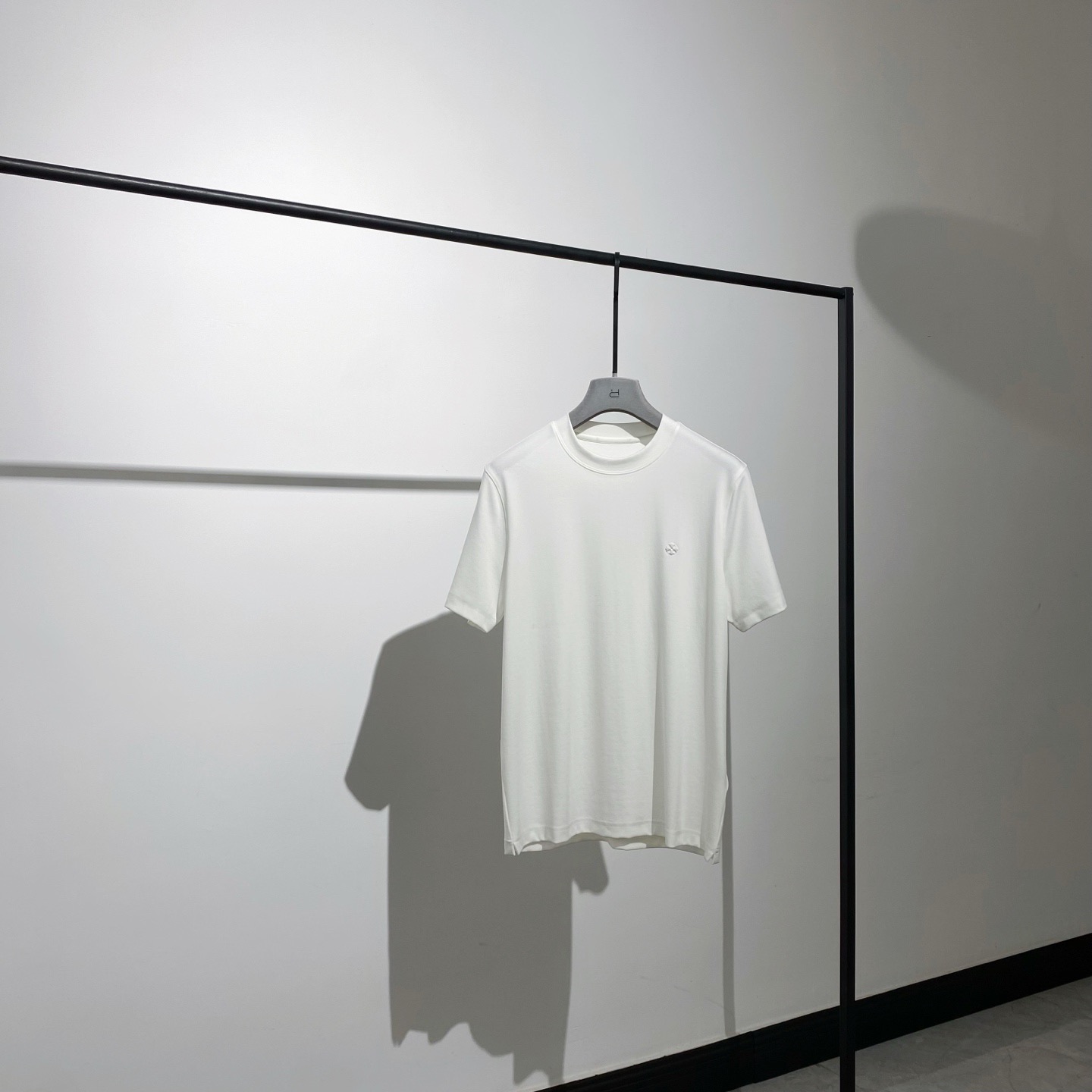 一件不够穿的单品……高品格！！
ʙᴇʙᴇ ʀᴇᴠᴇʀᴅʏ | 莫代尔棉质纤维T恤衫
不需要过多的设计感就可以狠有气质，妥妥的舒适，很百搭又很招人稀罕，在简单且高级中，T恤是破局代表性的……在简单的廓形和惬意的气质之间找到了微妙的平衡点，这种自带𝗙𝗲𝗲𝗹的𝗧𝗲𝗲，彰显松弛有度、收放自如的生活态度，真不错！！
面料成份：47.5%棉 47.5莫代尔 5%氨纶
尺码描述：M-胸围96-肩宽42-衣长64
P185 丁香紫/白色 Size： M L XL XXL XXXL（新品）