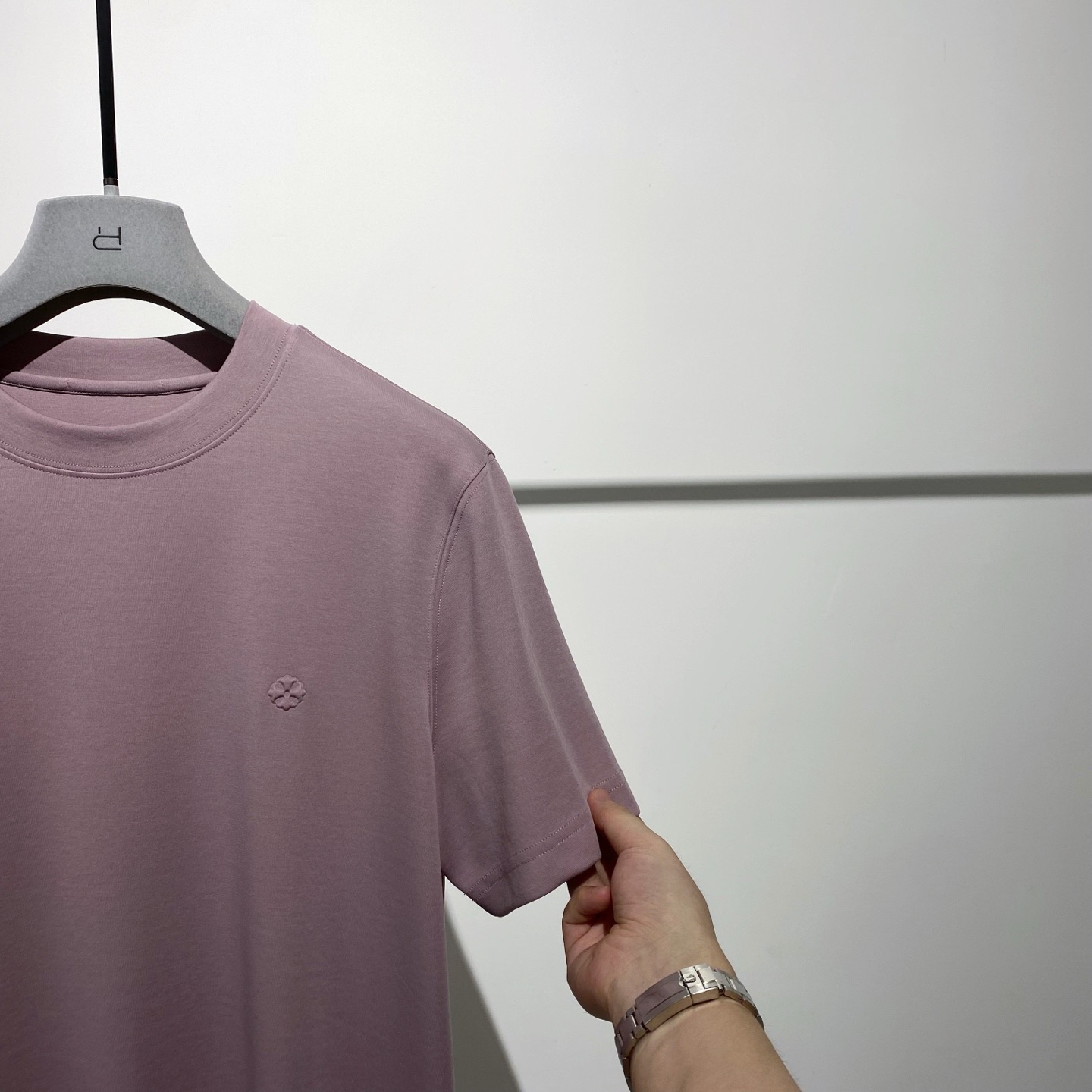 一件不够穿的单品……高品格！！
ʙᴇʙᴇ ʀᴇᴠᴇʀᴅʏ | 莫代尔棉质纤维T恤衫
不需要过多的设计感就可以狠有气质，妥妥的舒适，很百搭又很招人稀罕，在简单且高级中，T恤是破局代表性的……在简单的廓形和惬意的气质之间找到了微妙的平衡点，这种自带𝗙𝗲𝗲𝗹的𝗧𝗲𝗲，彰显松弛有度、收放自如的生活态度，真不错！！
面料成份：47.5%棉 47.5莫代尔 5%氨纶
尺码描述：M-胸围96-肩宽42-衣长64
P185 丁香紫/白色 Size： M L XL XXL XXXL（新品）