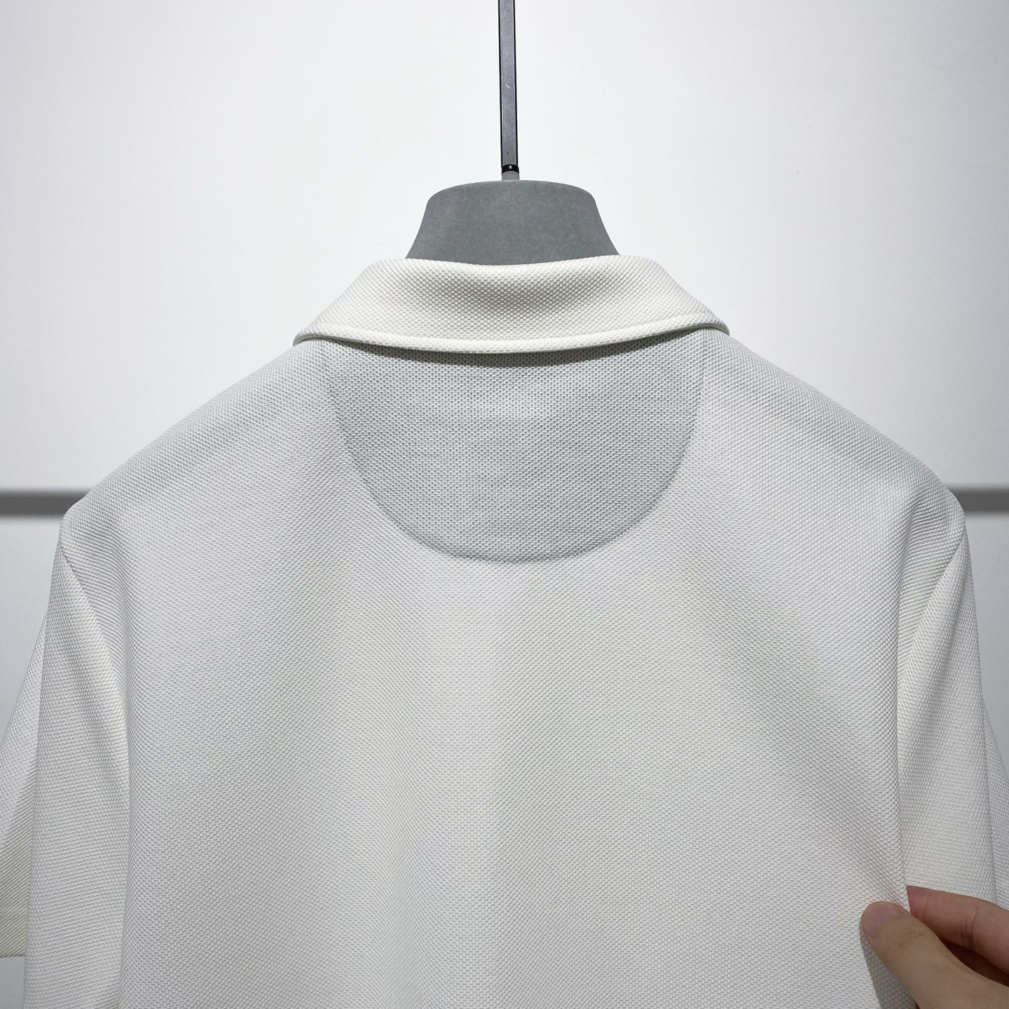 这一抹云朵白，宁静而安逸……
ʙᴄ｜徽标刺绣棉质ᴘᴏʟᴏ衫
甄选服装界奢侈大佬常用的顶级面料，笔挺的衣领与衣袖，采用标识徽标刺绣细节，与内颈的撞色小细节互相点缀，这样的细节单品其实在市面上已经很少见了……
穿腻了单调的圆领，可以试试ᴘᴏʟᴏ……自带常青技能，没有人会拒绝！！
100%ᴄᴏᴛᴛᴏɴ
尺码描述：M-胸围98-肩宽43-衣长69
P265 云朵白 Size：M L XL XXL XXXL（新品）