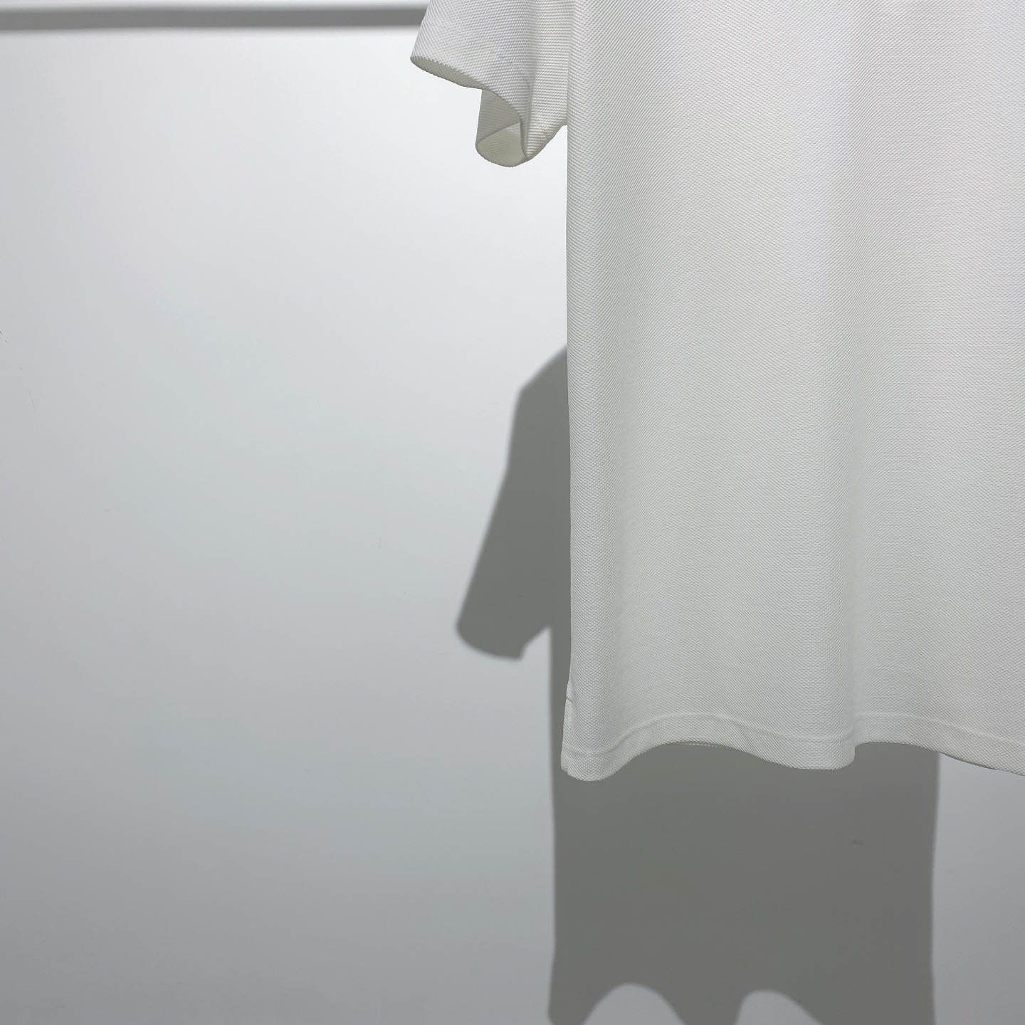 这一抹云朵白，宁静而安逸……
ʙᴄ｜徽标刺绣棉质ᴘᴏʟᴏ衫
甄选服装界奢侈大佬常用的顶级面料，笔挺的衣领与衣袖，采用标识徽标刺绣细节，与内颈的撞色小细节互相点缀，这样的细节单品其实在市面上已经很少见了……
穿腻了单调的圆领，可以试试ᴘᴏʟᴏ……自带常青技能，没有人会拒绝！！
100%ᴄᴏᴛᴛᴏɴ
尺码描述：M-胸围98-肩宽43-衣长69
P265 云朵白 Size：M L XL XXL XXXL（新品）