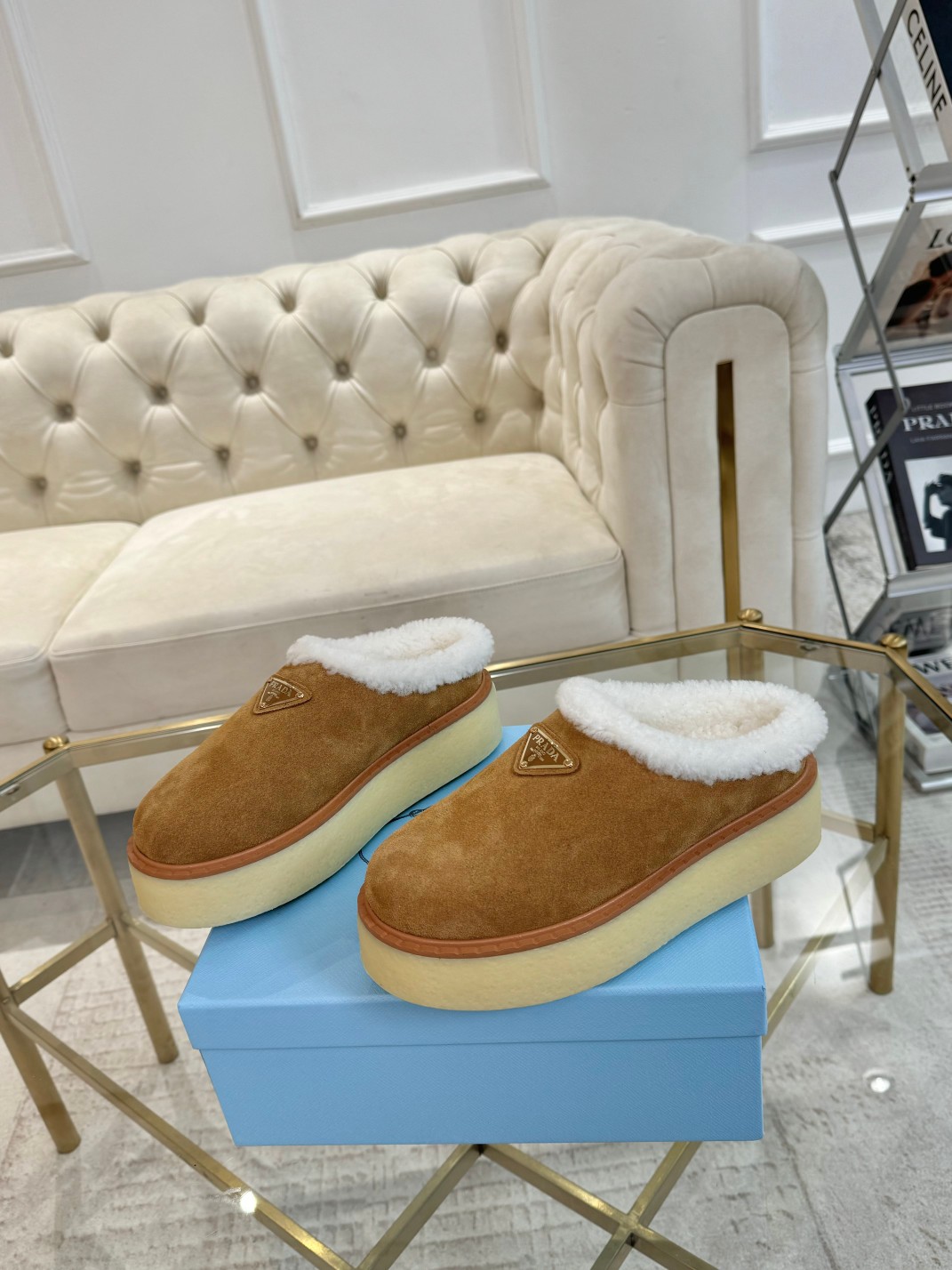 NO:559125,Prada / Prada 24 autumn and winter latest snow boots!  The wool collar echoes the design up and down!  The Prada brand logo is outlined to highlight the high-end atmosphere!  The lining is made of sheepskin imported from Australia, which has a great warmth-keeping effect in winter. The fabric is imported two-layer frosted cowhide. The lining is made of sheepskin imported from Australia. The outsole is made of original Tpu film-absorbing outsole. It is fashionable and versatile, and focuses on showing longer legs. The outsole is 4 cm thick. Anti-slip and increased. Size 35-41 (custom-made for 41), semi-shirred shoes, prada, prada, boots, cowhide, sheepskin.19860909Prada / 普拉达 24秋冬最新款雪地靴！羊毛领口上下呼应设计！勾勒出普拉达品牌logo 凸显高端大气 ！采用澳洲进口羊皮毛内里,冬季保暖效果超赞 面料进口二层磨砂牛皮 内里澳洲进口羊皮羊一体 大底原厂Tpu吸膜大底 时髦又百搭,重点显腿长 大底厚4厘米.防滑增高 size35-41（41定做）,半拖毛毛鞋,prada,prada,boots,cowhide,sheepskin,Women's Shoes