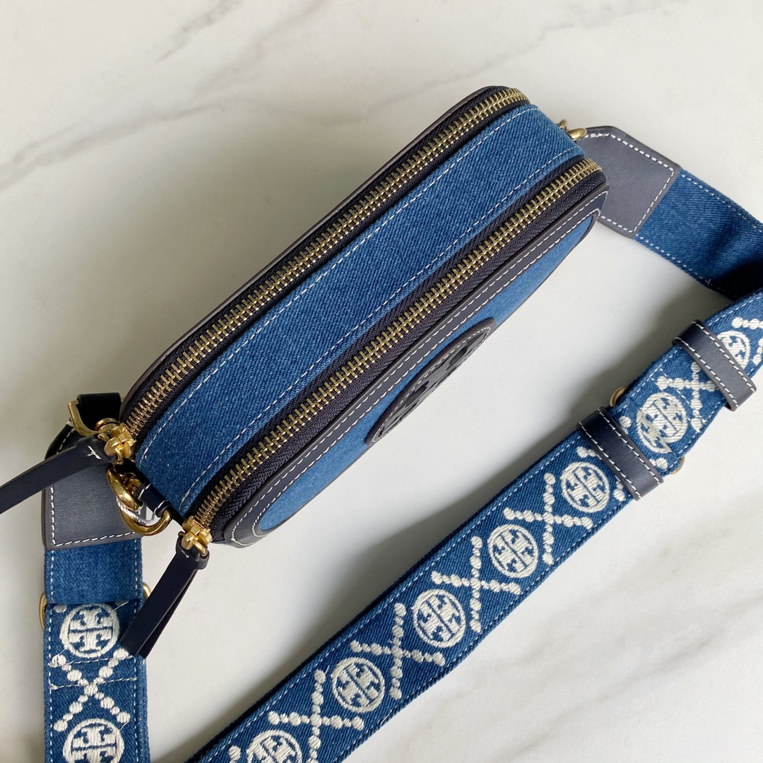 Tory Burch ～TB新款perry系列相机包 标识双T logo 包款采用双拉链设计 包款轻盈