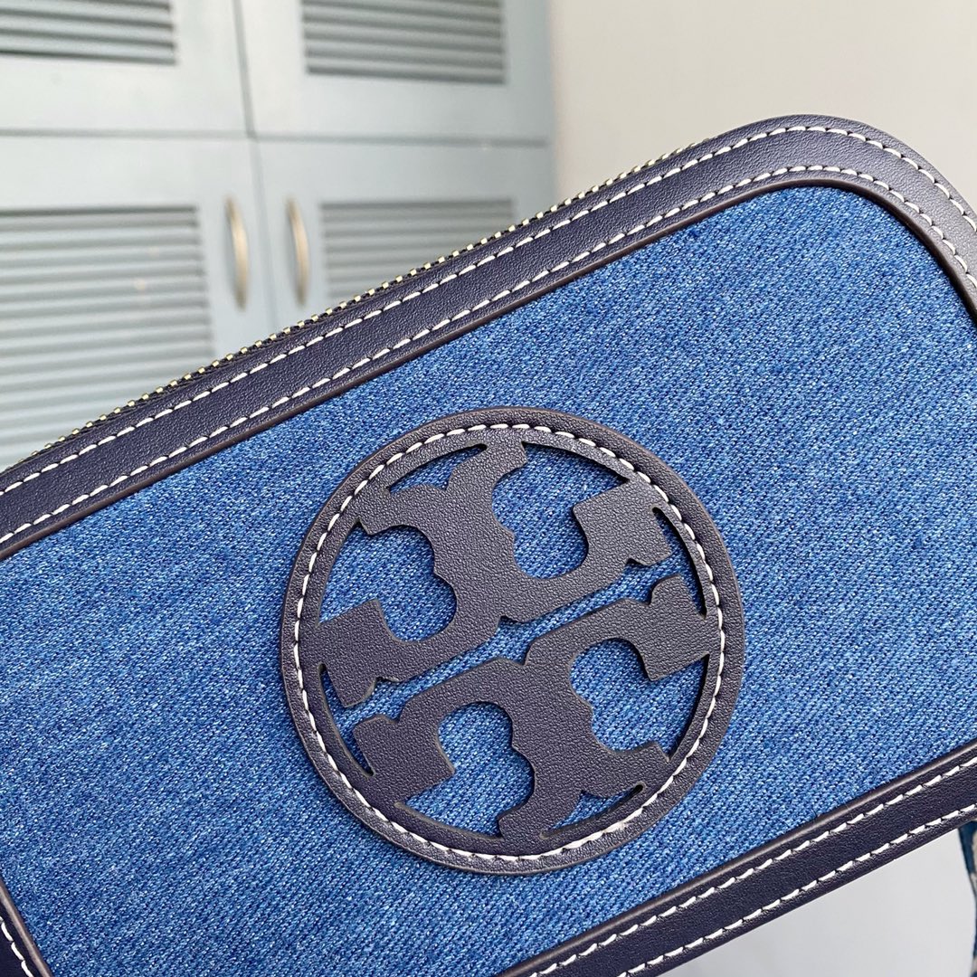 Tory Burch ～TB新款perry系列相机包 标识双T logo 包款采用双拉链设计 包款轻盈