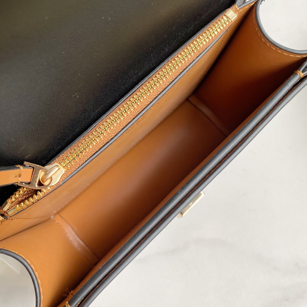 Tory Burch ～TB新款Eleanor 小号链条包 包款全新设计光滑金属饰件 尽显盒子包的简约线条