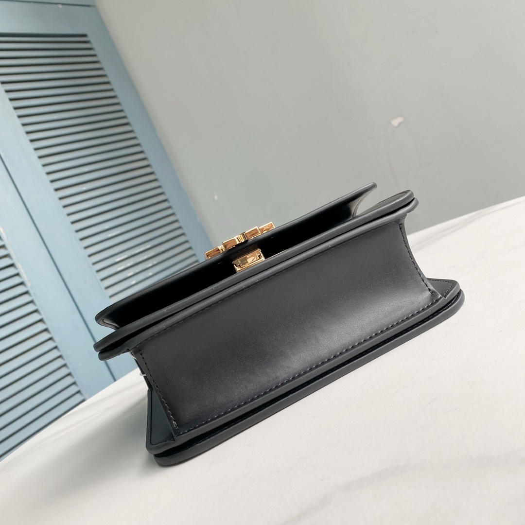 Tory Burch ～TB新款Eleanor 小号链条包 包款全新设计光滑金属饰件 尽显盒子包的简约线条