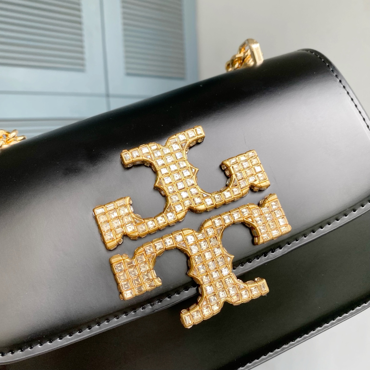 原单P510TB新款Eleanor 小号豆腐包，精选质感柔软皮革，配有雕塑感密镶饰件。廓形小巧流畅，易于收纳。工艺精湛，携带方便。可通过调节链条带，双肩或斜挎。尺寸：19*13.5*6.2 #161930