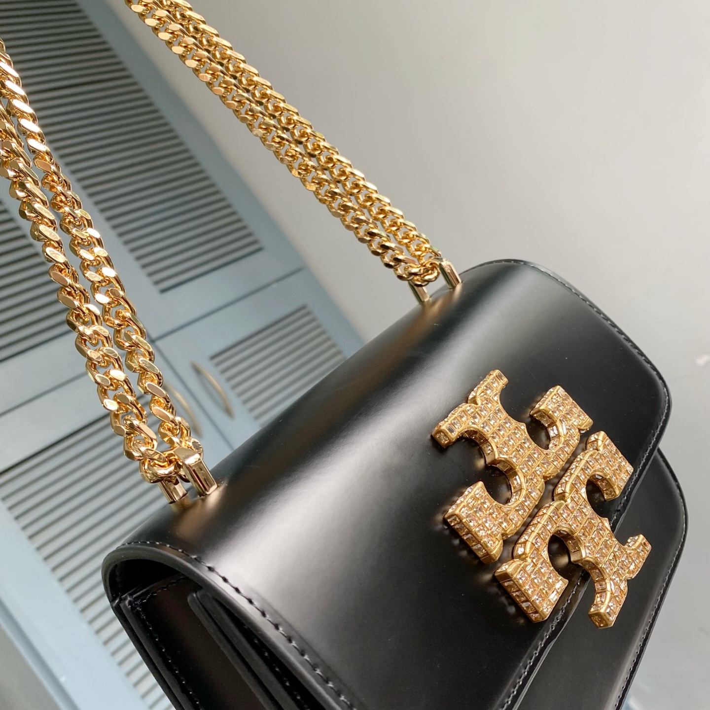 原单P510TB新款Eleanor 小号豆腐包，精选质感柔软皮革，配有雕塑感密镶饰件。廓形小巧流畅，易于收纳。工艺精湛，携带方便。可通过调节链条带，双肩或斜挎。尺寸：19*13.5*6.2 #161930