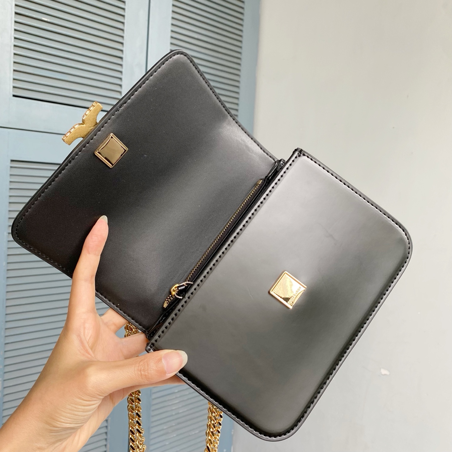 原单P510TB新款Eleanor 小号豆腐包，精选质感柔软皮革，配有雕塑感密镶饰件。廓形小巧流畅，易于收纳。工艺精湛，携带方便。可通过调节链条带，双肩或斜挎。尺寸：19*13.5*6.2 #161930