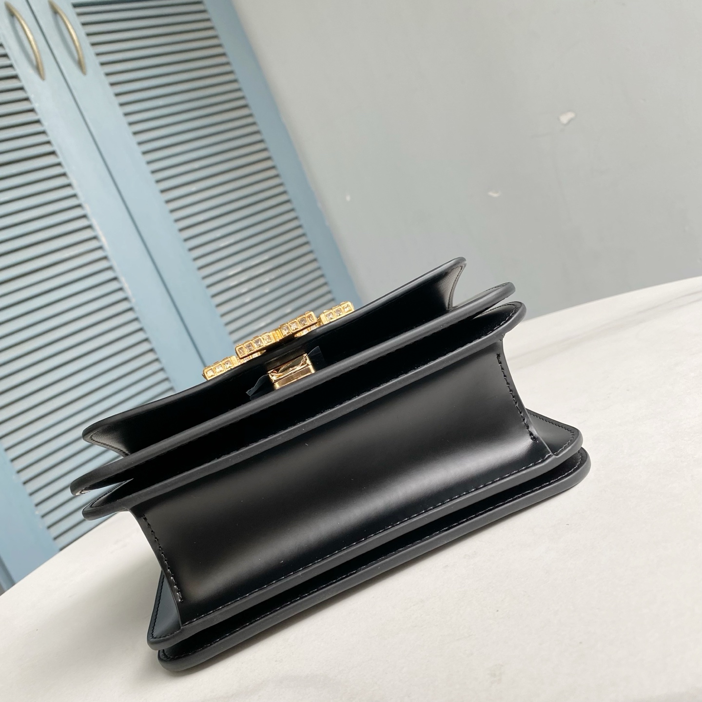 原单P510TB新款Eleanor 小号豆腐包，精选质感柔软皮革，配有雕塑感密镶饰件。廓形小巧流畅，易于收纳。工艺精湛，携带方便。可通过调节链条带，双肩或斜挎。尺寸：19*13.5*6.2 #161930