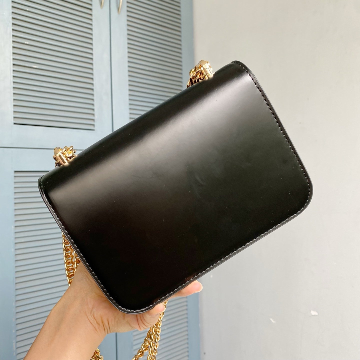 原单P510TB新款Eleanor 小号豆腐包，精选质感柔软皮革，配有雕塑感密镶饰件。廓形小巧流畅，易于收纳。工艺精湛，携带方便。可通过调节链条带，双肩或斜挎。尺寸：19*13.5*6.2 #161930