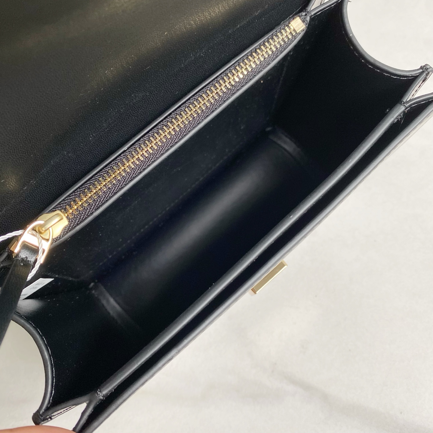 原单P510TB新款Eleanor 小号豆腐包，精选质感柔软皮革，配有雕塑感密镶饰件。廓形小巧流畅，易于收纳。工艺精湛，携带方便。可通过调节链条带，双肩或斜挎。尺寸：19*13.5*6.2 #161930