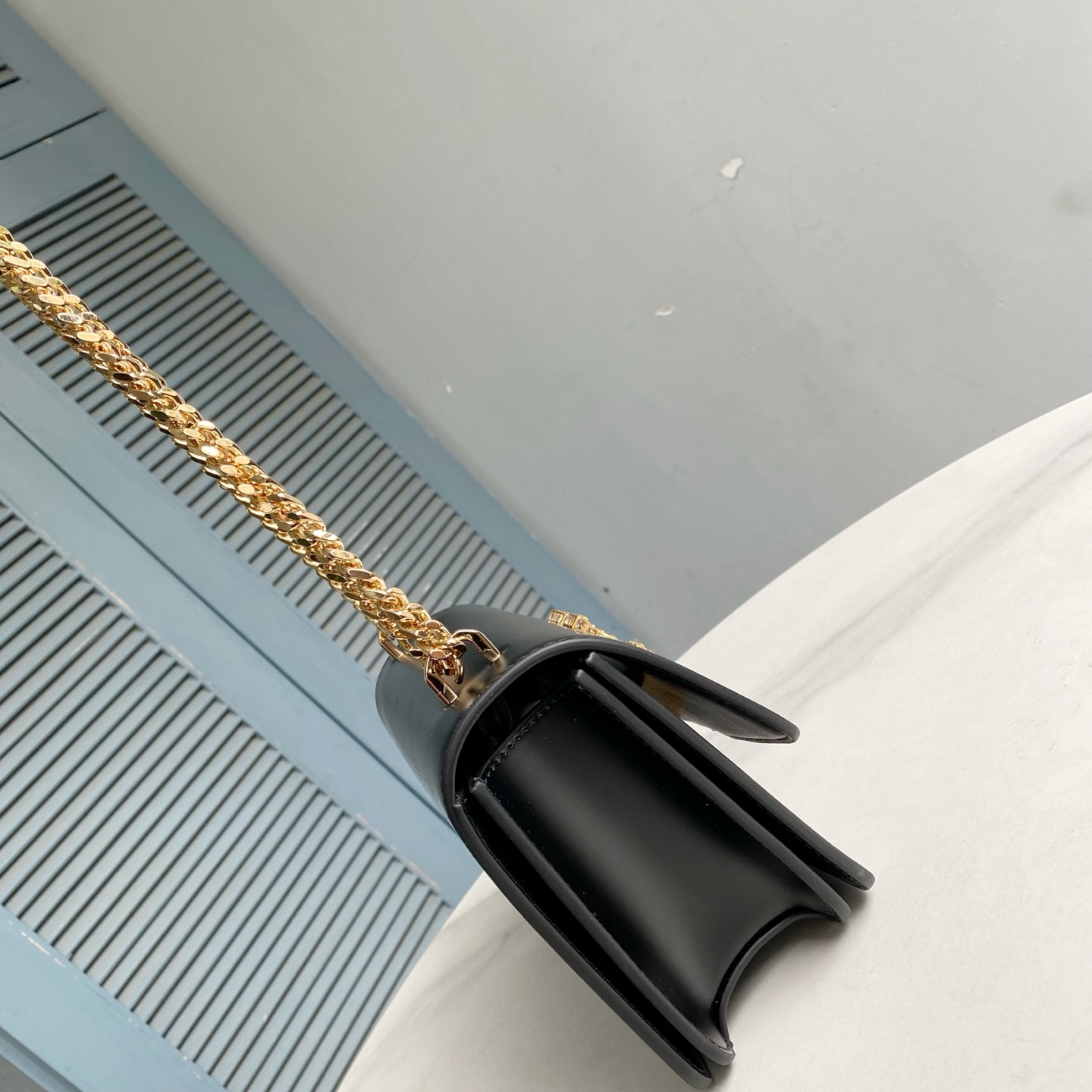 原单P510TB新款Eleanor 小号豆腐包，精选质感柔软皮革，配有雕塑感密镶饰件。廓形小巧流畅，易于收纳。工艺精湛，携带方便。可通过调节链条带，双肩或斜挎。尺寸：19*13.5*6.2 #161930