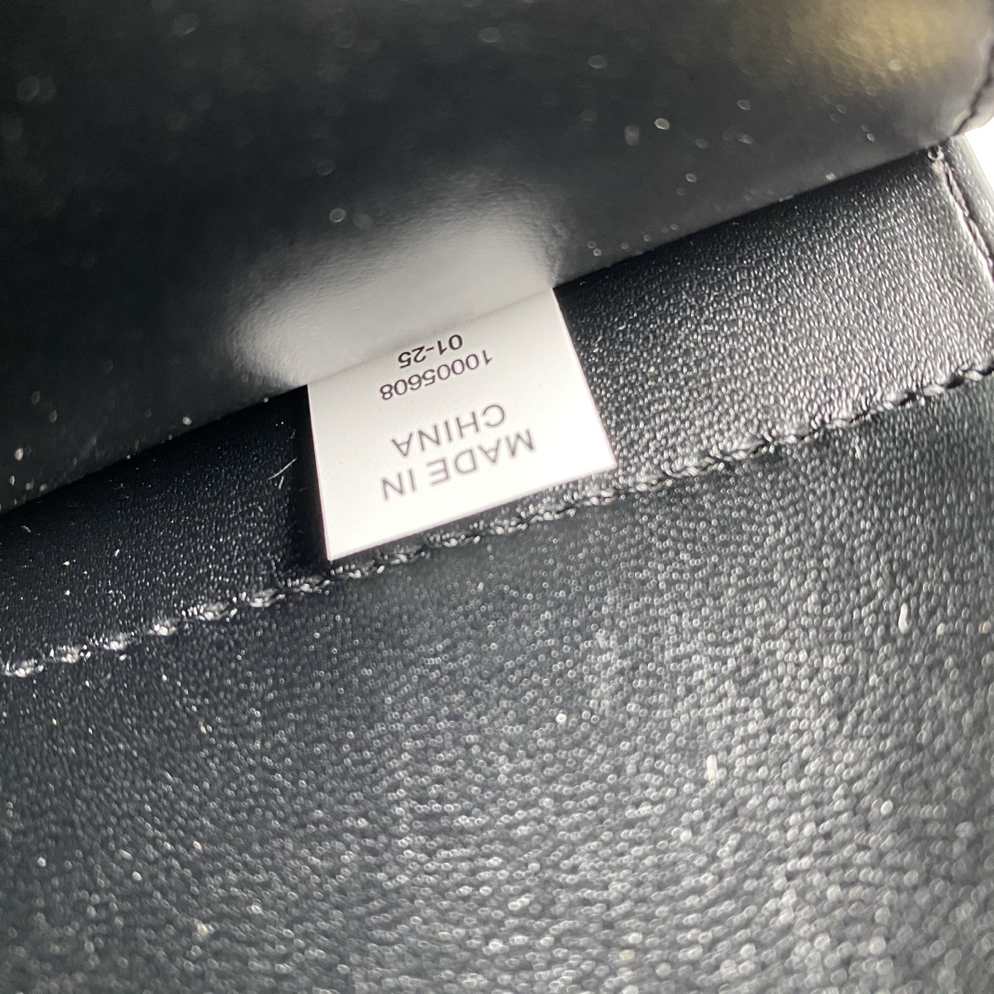 原单P510TB新款Eleanor 小号豆腐包，精选质感柔软皮革，配有雕塑感密镶饰件。廓形小巧流畅，易于收纳。工艺精湛，携带方便。可通过调节链条带，双肩或斜挎。尺寸：19*13.5*6.2 #161930