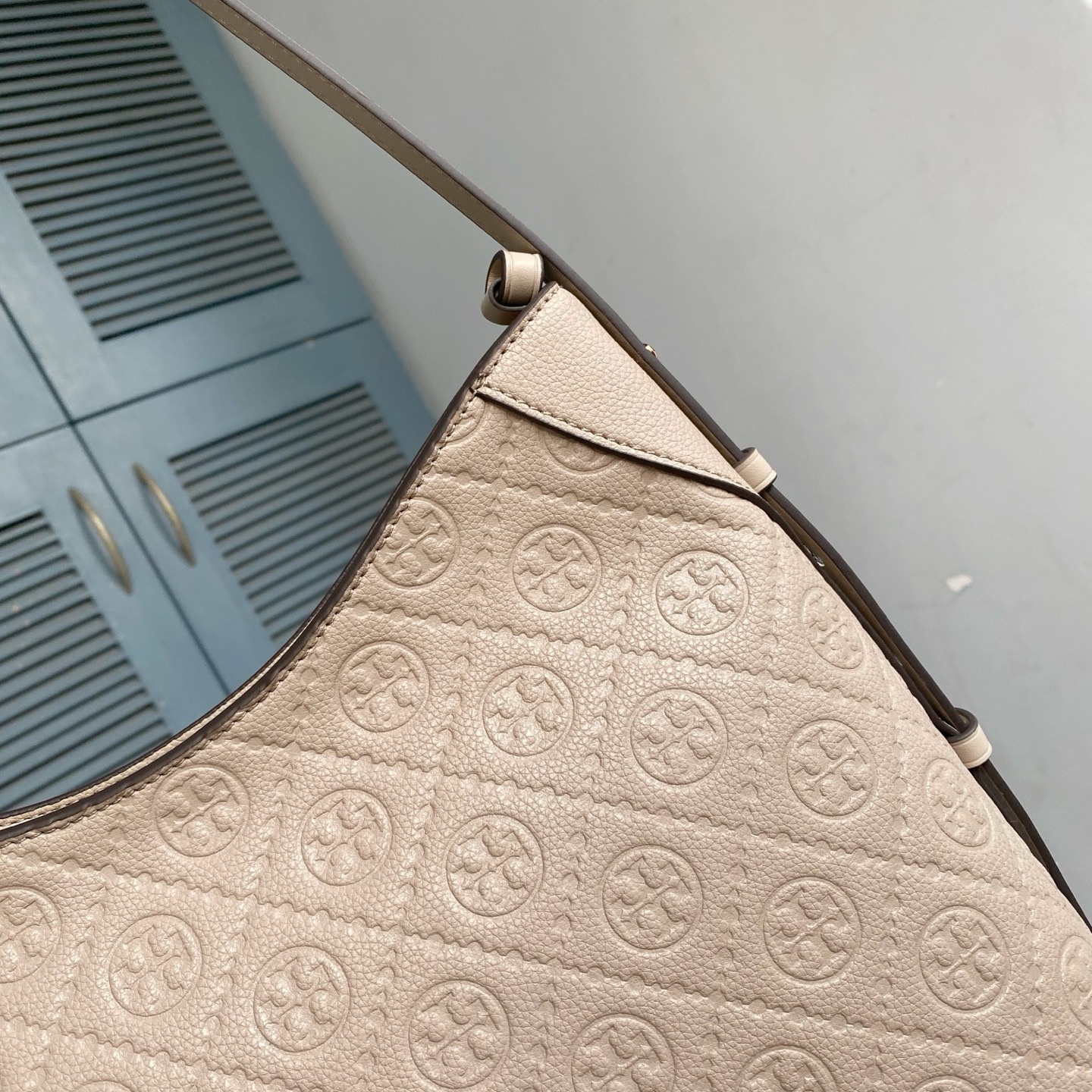 Tory Burch ～TB新款T monogram压花手提肩背包女包 压花工艺 实用性强的包款 肩带两边可调节长短