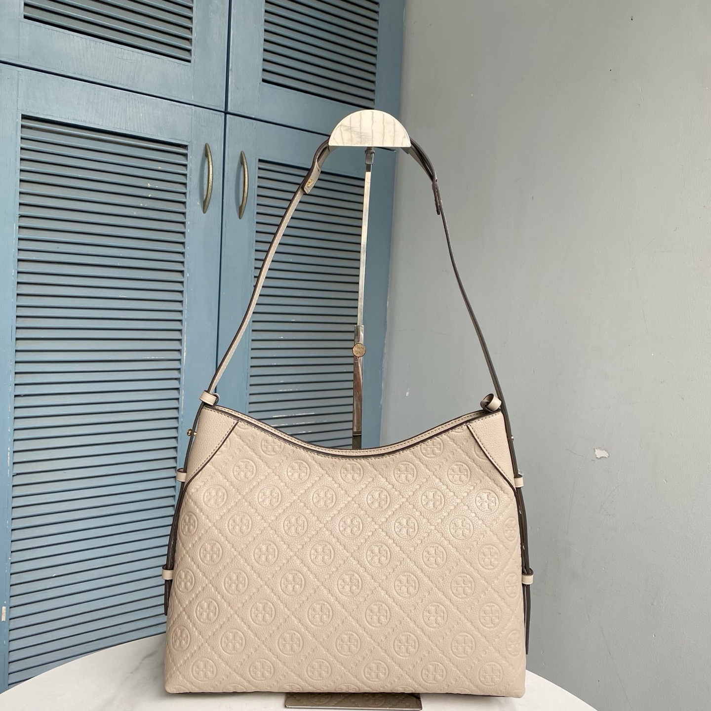 Tory Burch ～TB新款T monogram压花手提肩背包女包 压花工艺 实用性强的包款 肩带两边可调节长短