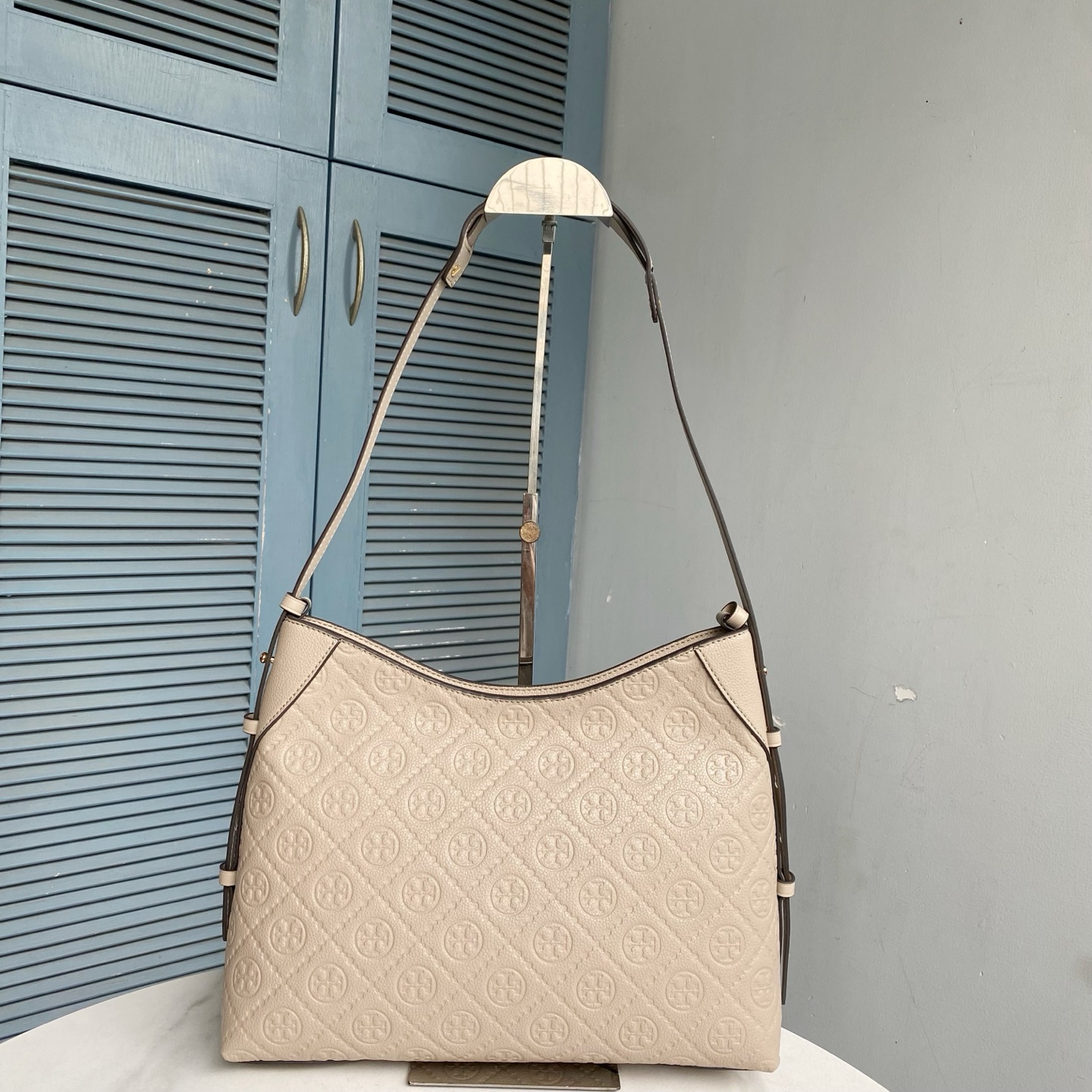 Tory Burch ～TB新款T monogram压花手提肩背包女包 压花工艺 实用性强的包款 肩带两边可调节长短
