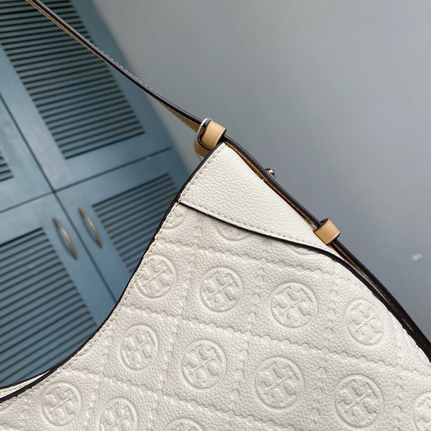 Tory Burch ～TB新款T monogram压花手提肩背包女包 压花工艺 实用性强的包款 肩带两边可调节长短