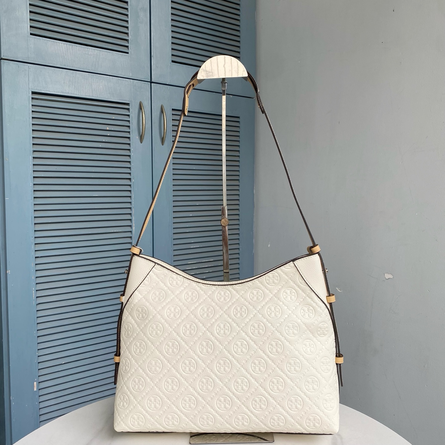 Tory Burch ～TB新款T monogram压花手提肩背包女包 压花工艺 实用性强的包款 肩带两边可调节长短
