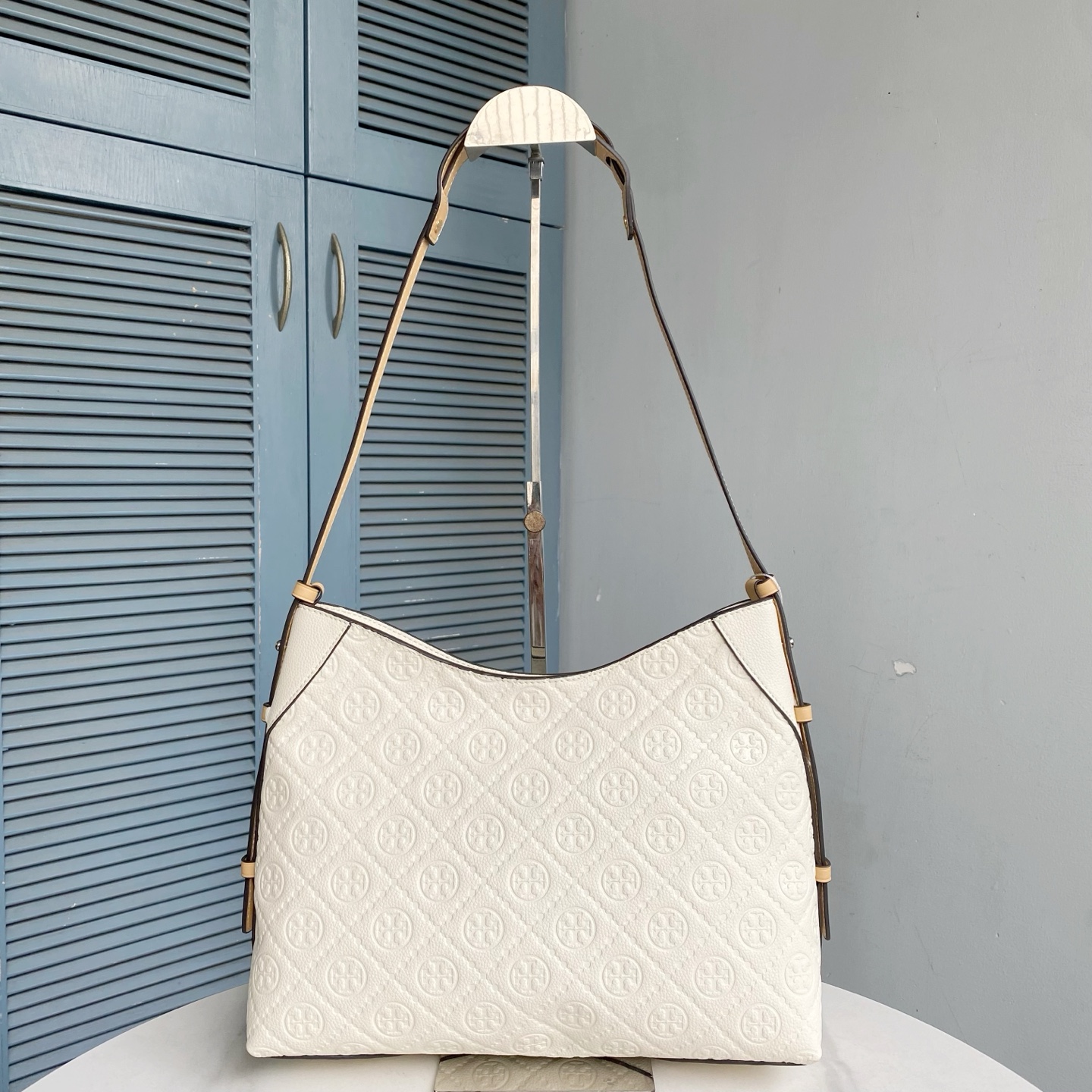 Tory Burch ～TB新款T monogram压花手提肩背包女包 压花工艺 实用性强的包款 肩带两边可调节长短