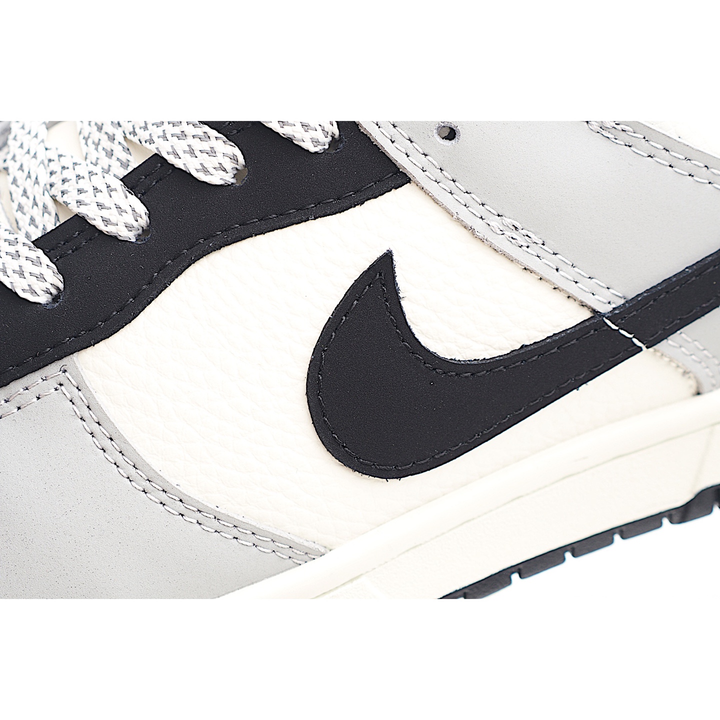 Nike SB Dunk Low Retro x Supreme 联名 米灰黑钩 XY2026-152
