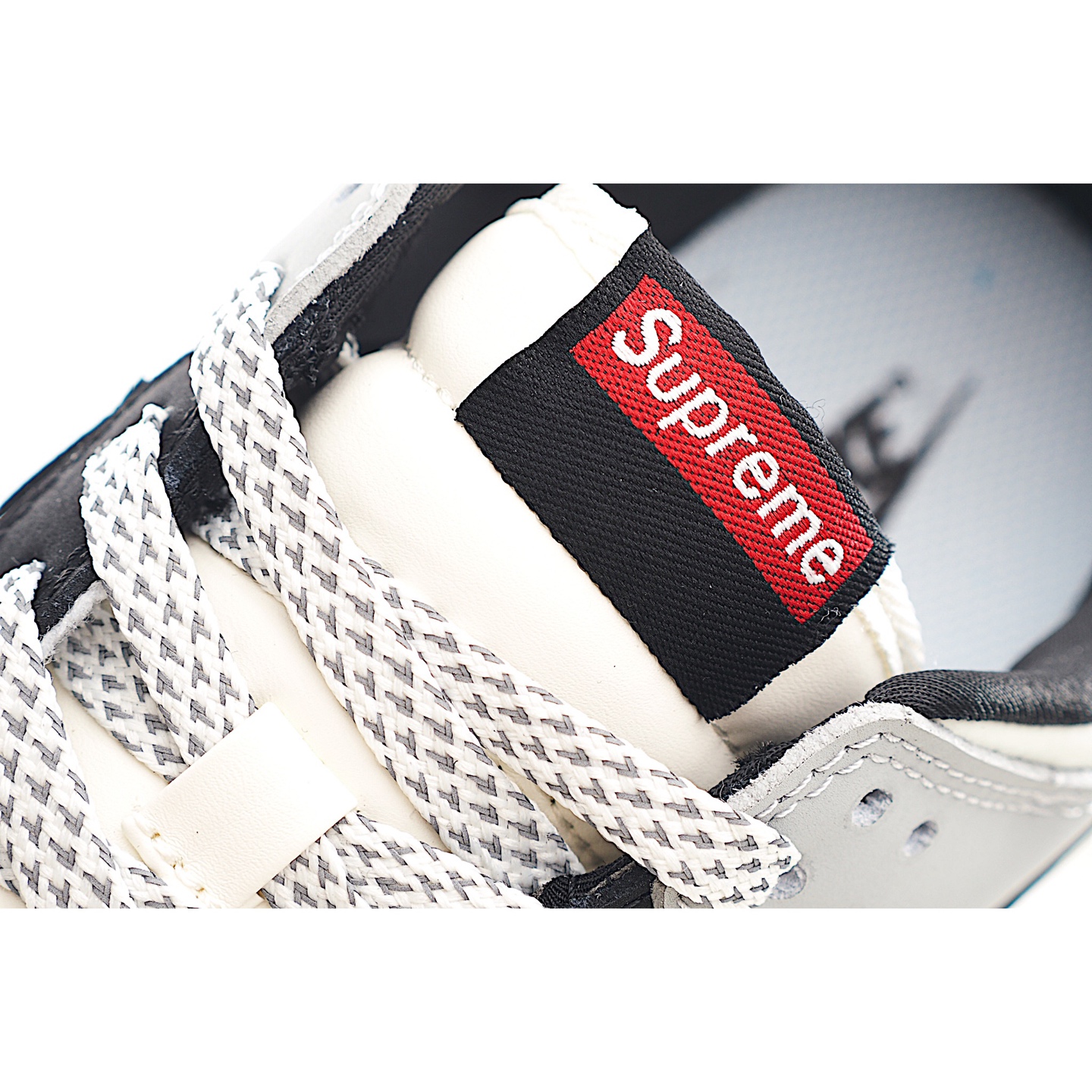 Nike SB Dunk Low Retro x Supreme 联名 米灰黑钩 XY2026-152