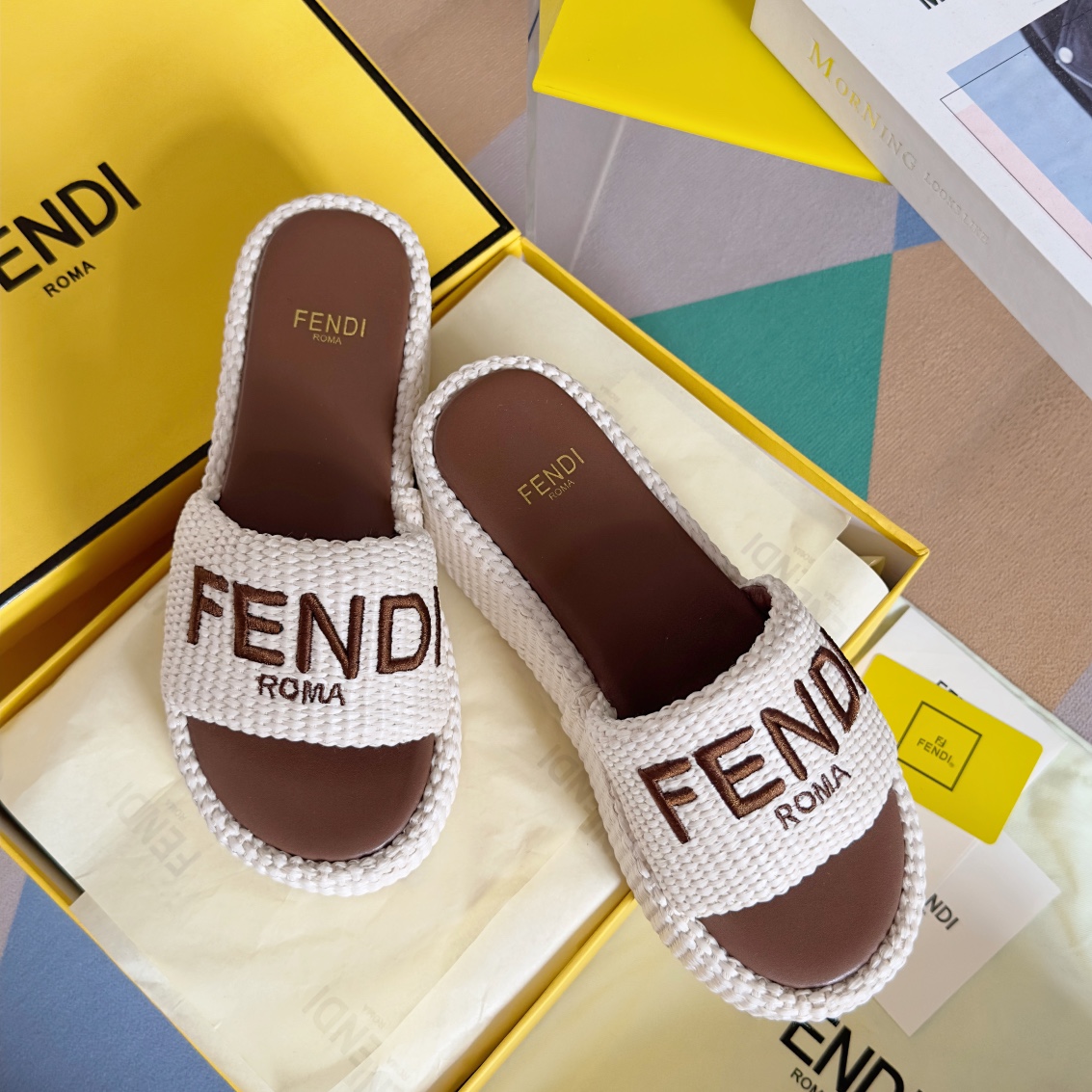 Fendi Scarpe Sandali Pantofole Marrone Ricamo Donne Pelle bovina Gomma Paglia tessuta Sunshine