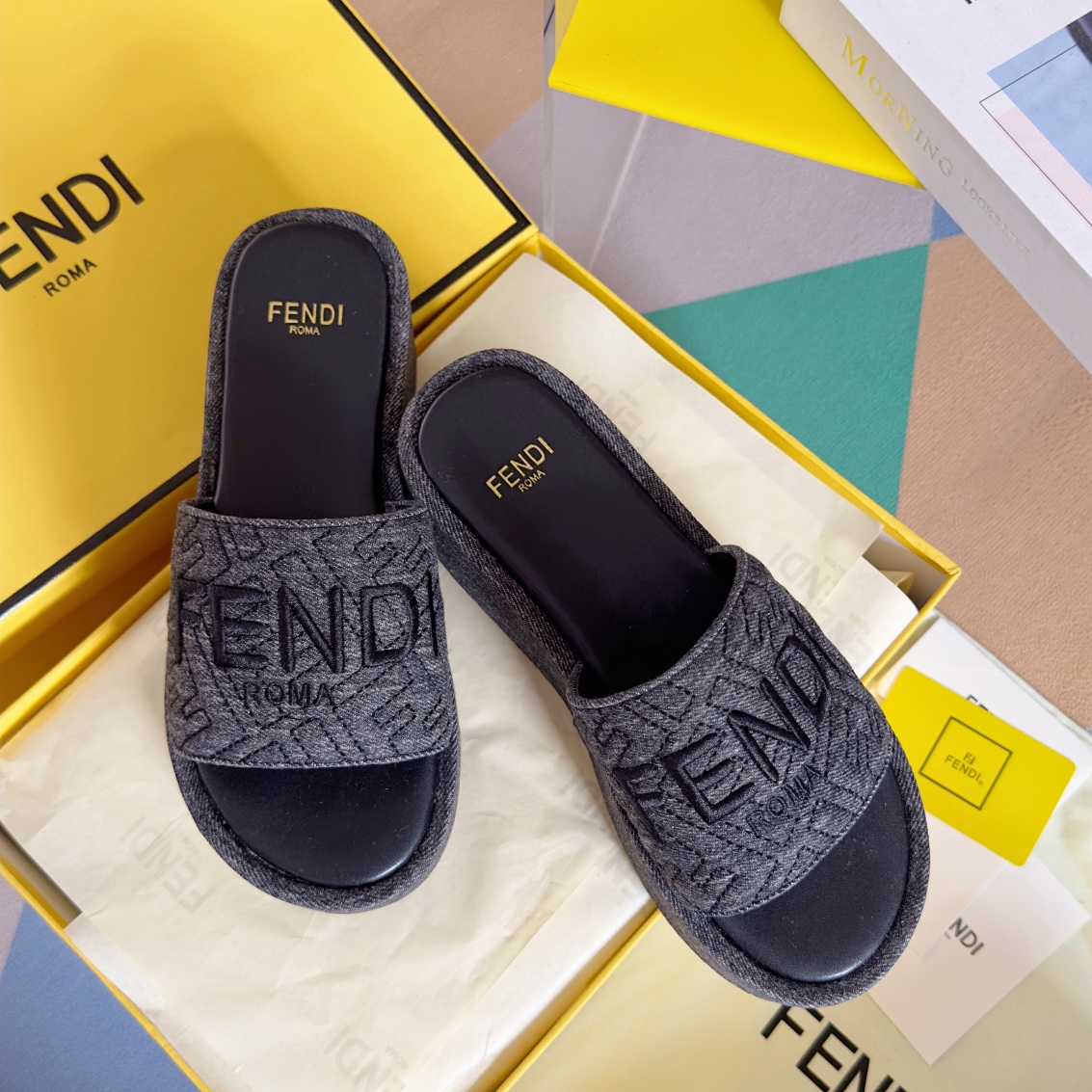 Fendi Fendi芬迪 新款Sunshine系列 FF老花 坡跟 厚底 一字 凉拖鞋