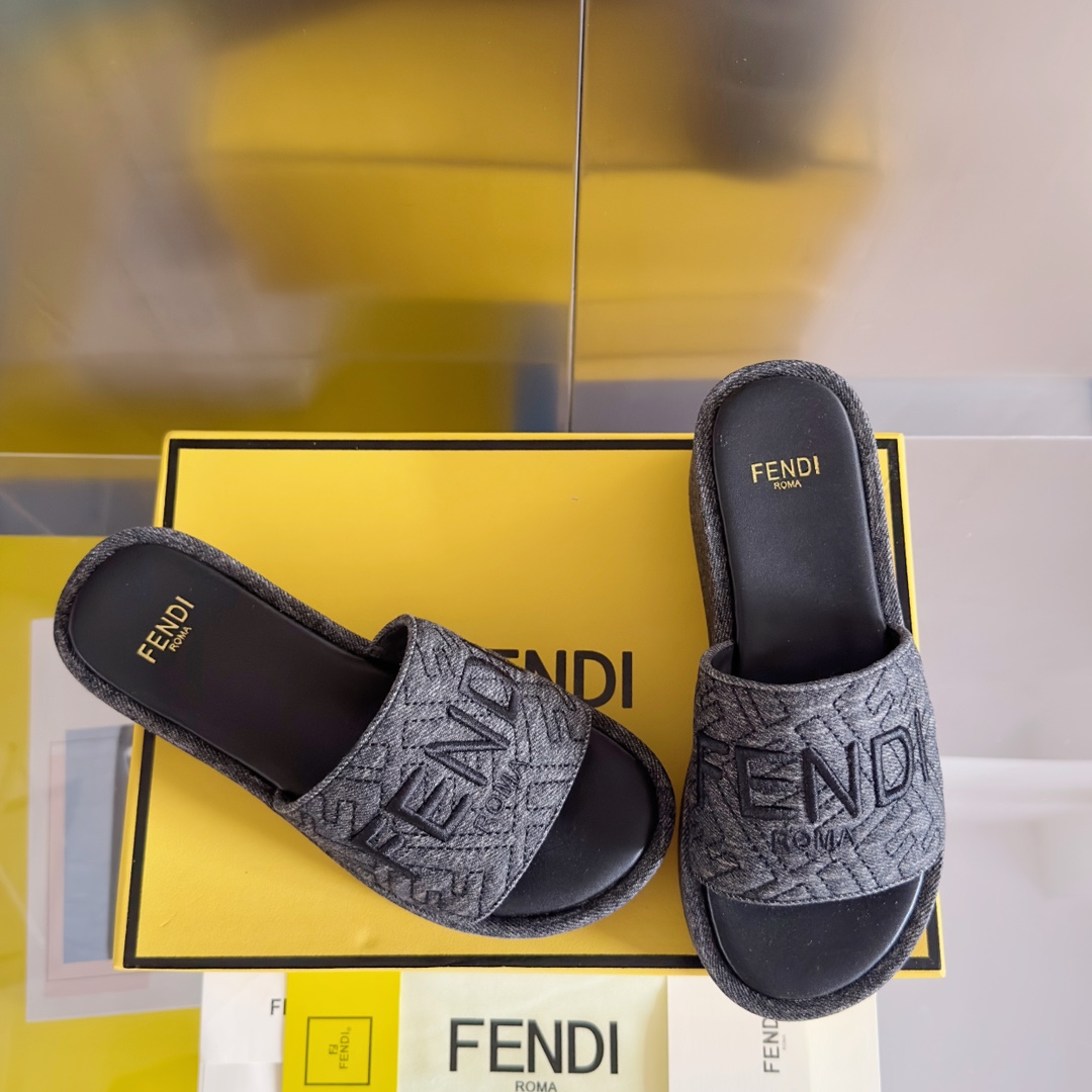 Fendi Fendi芬迪 新款Sunshine系列 FF老花 坡跟 厚底 一字 凉拖鞋