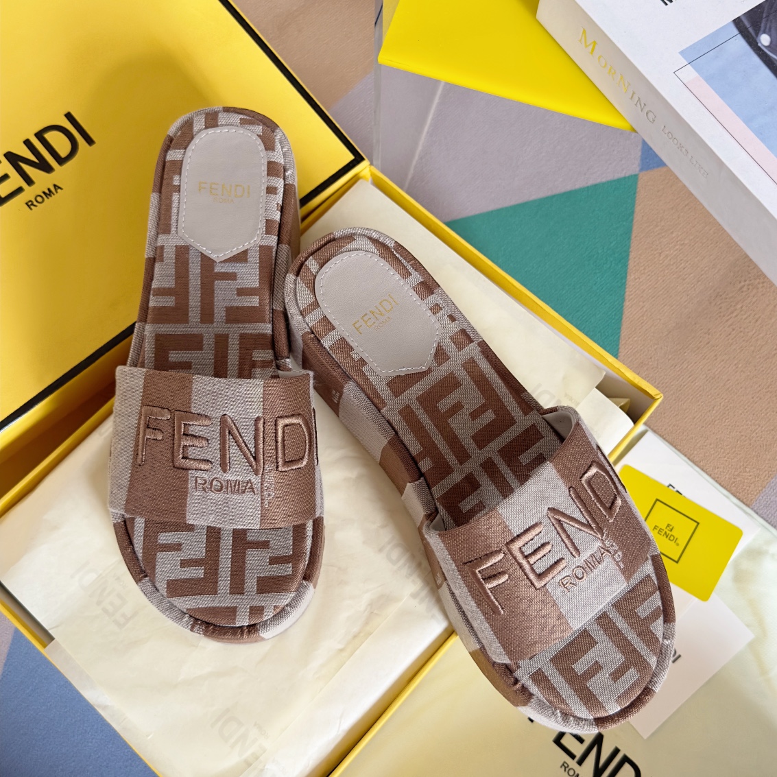 Fendi Fendi芬迪 新款Sunshine系列 FF老花 坡跟 厚底 一字 凉拖鞋