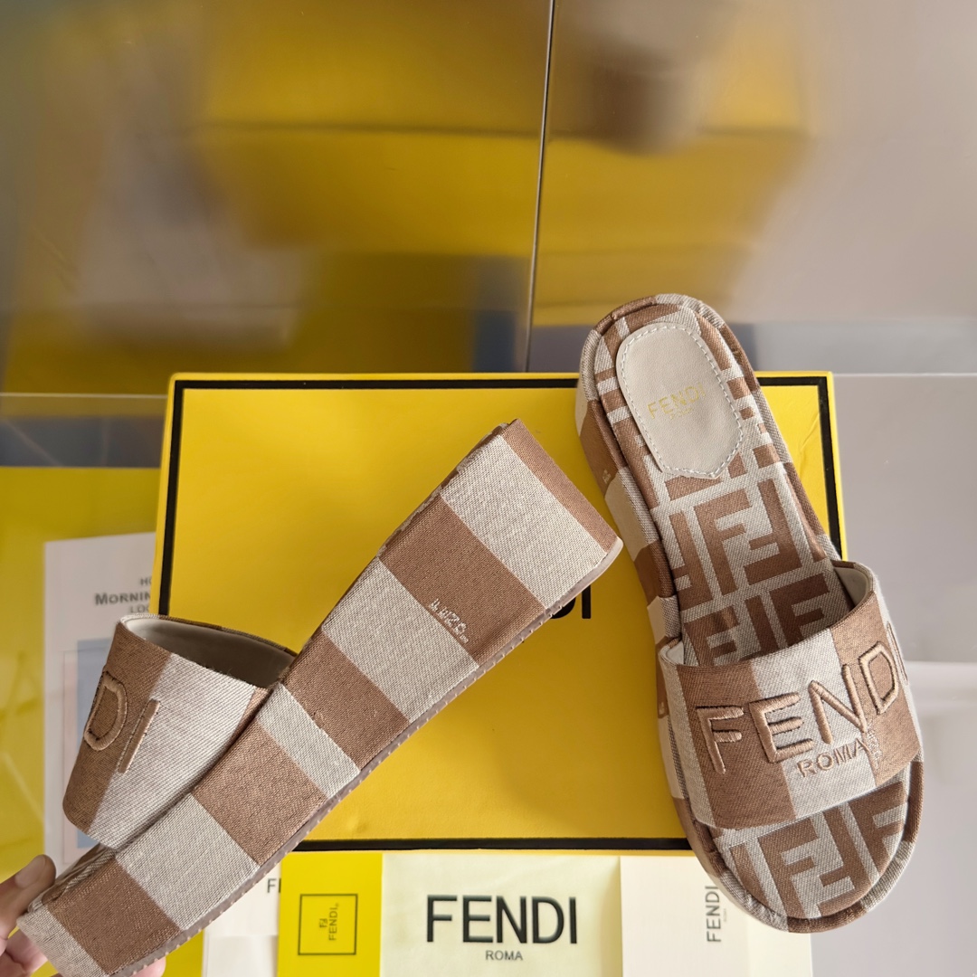 Fendi Fendi芬迪 新款Sunshine系列 FF老花 坡跟 厚底 一字 凉拖鞋