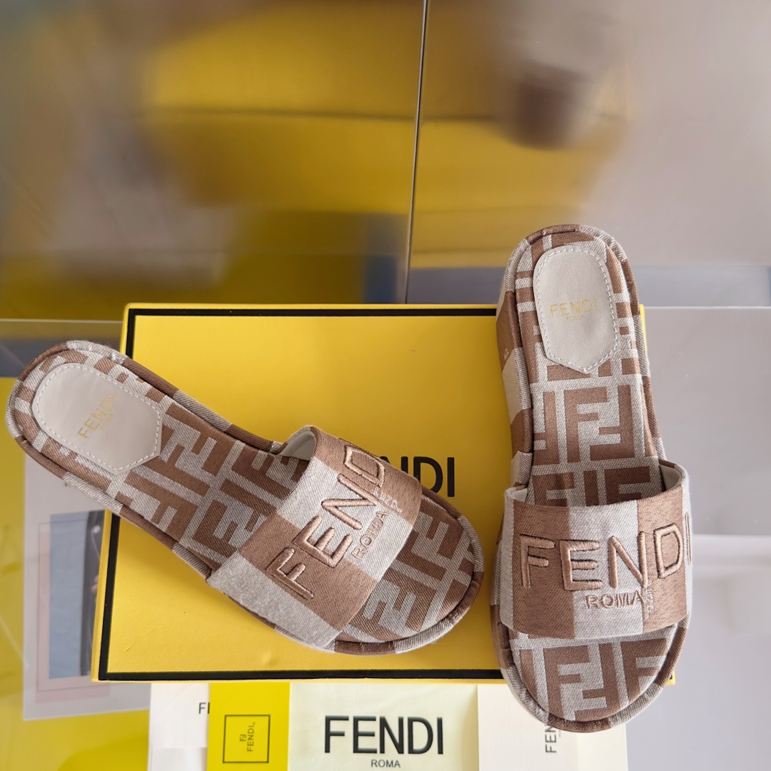 Fendi Fendi芬迪 新款Sunshine系列 FF老花 坡跟 厚底 一字 凉拖鞋