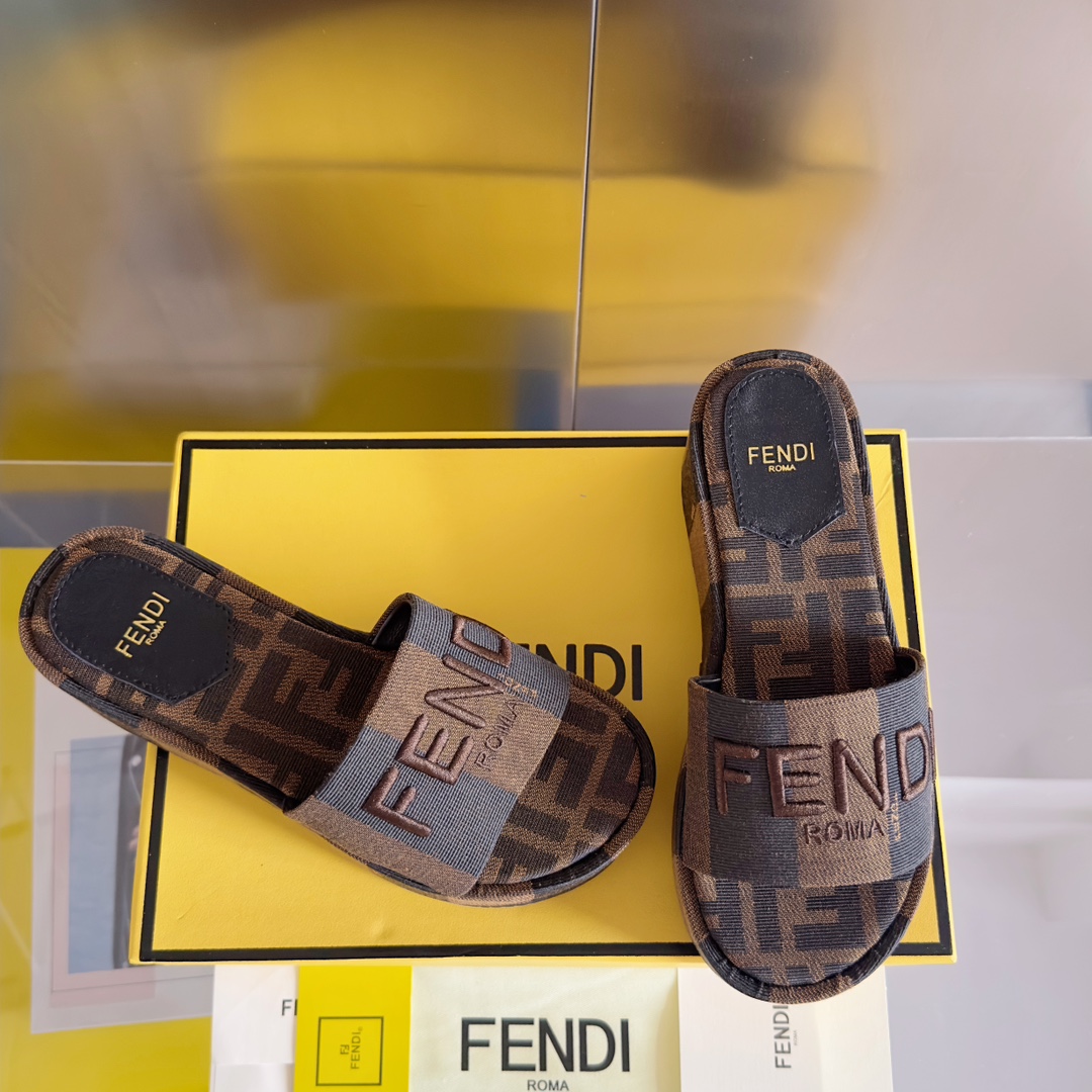 Fendi Fendi芬迪 新款Sunshine系列 FF老花 坡跟 厚底 一字 凉拖鞋
