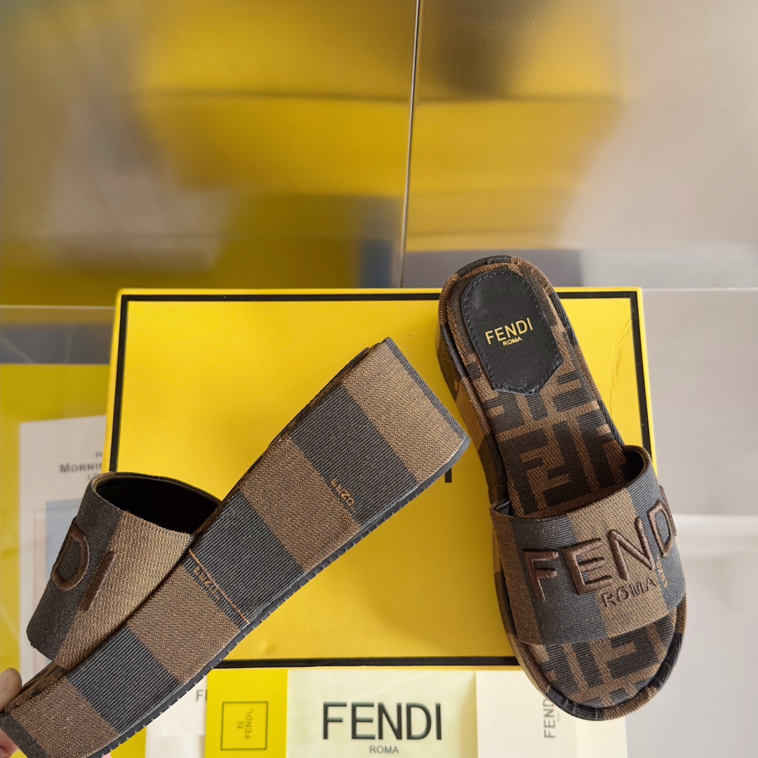 Fendi Fendi芬迪 新款Sunshine系列 FF老花 坡跟 厚底 一字 凉拖鞋
