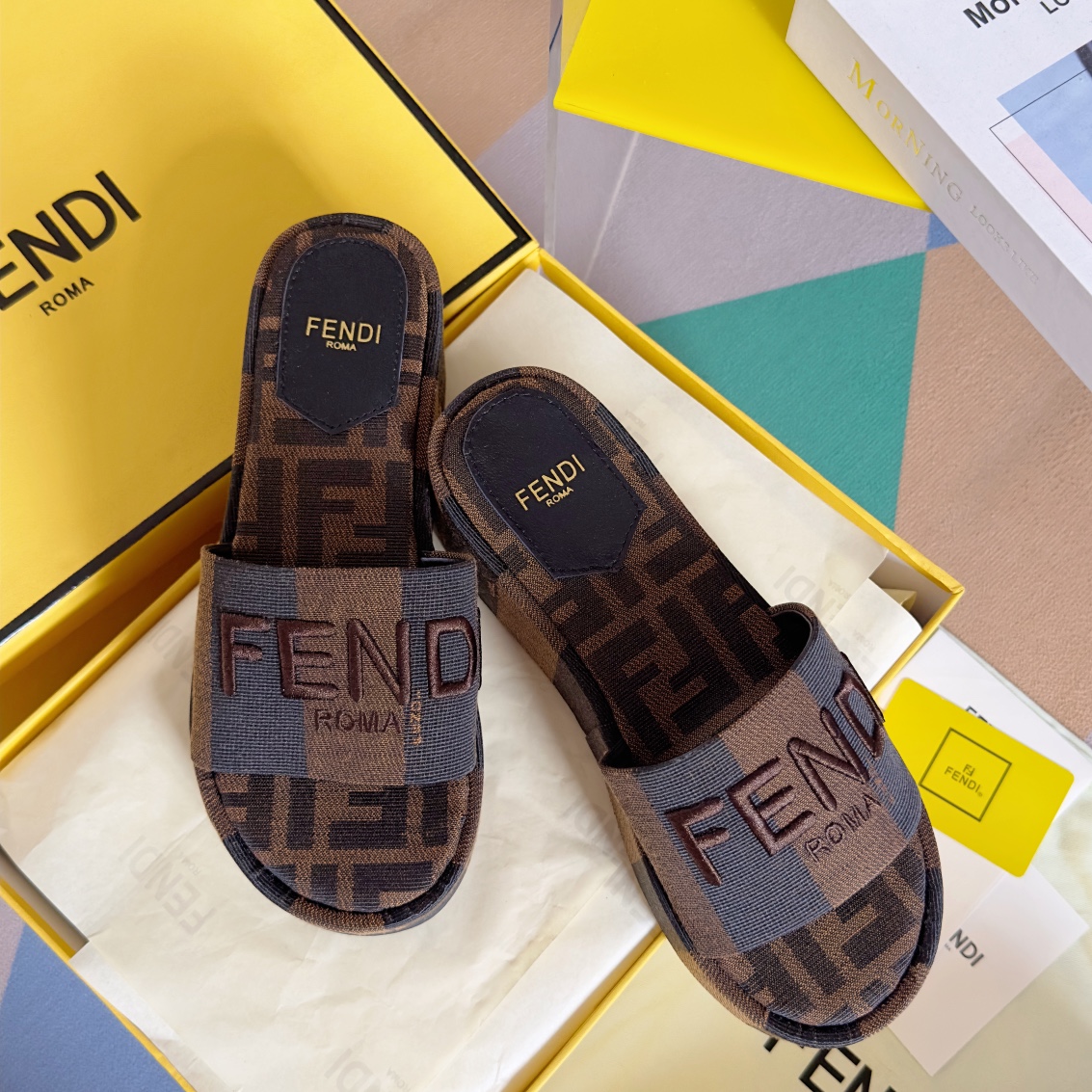 Fendi Fendi芬迪 新款Sunshine系列 FF老花 坡跟 厚底 一字 凉拖鞋