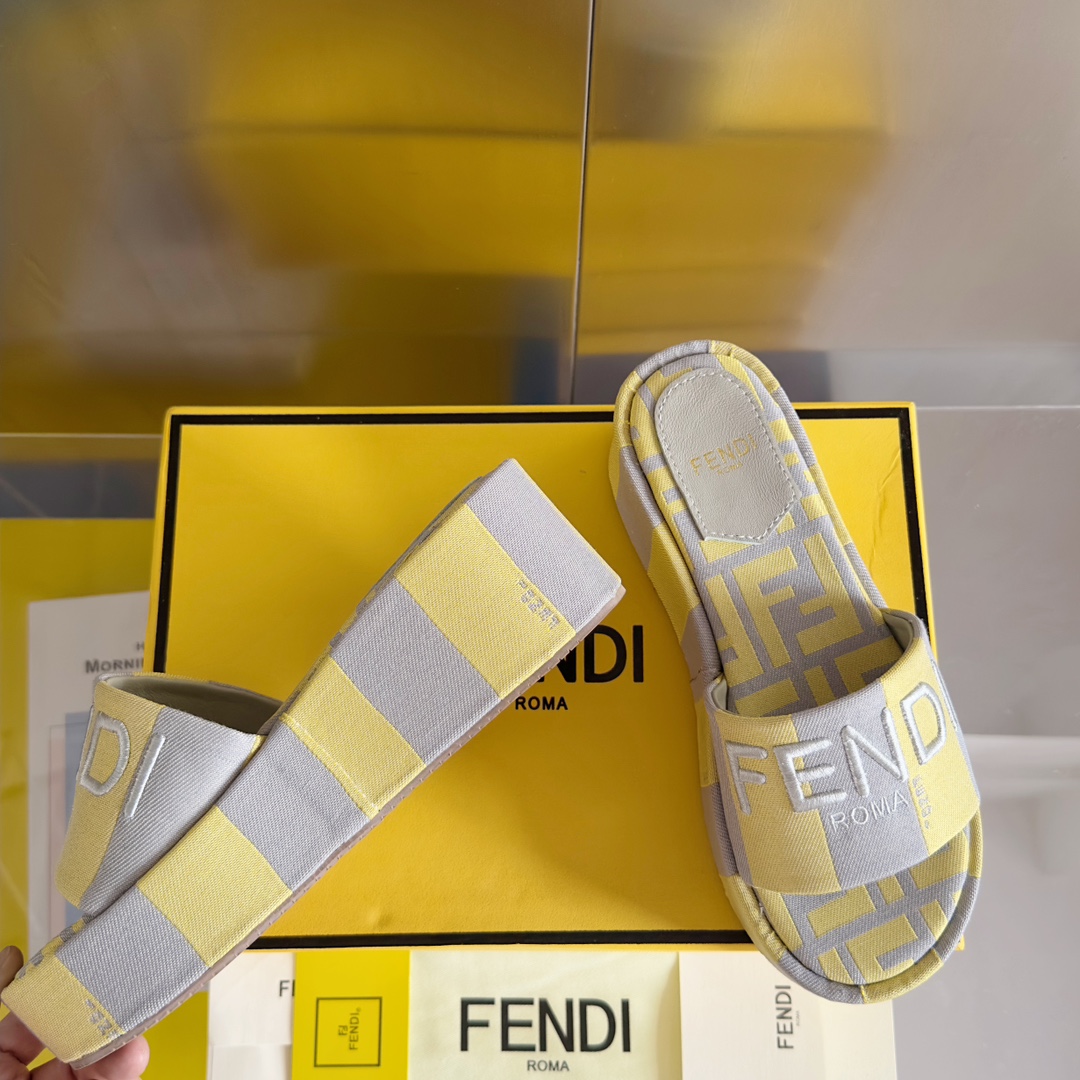 Fendi Fendi芬迪 新款Sunshine系列 FF老花 坡跟 厚底 一字 凉拖鞋