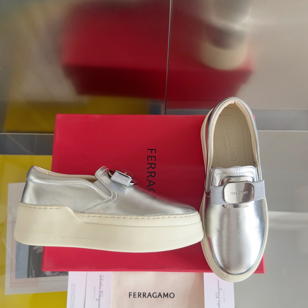 顶级版本Ferragamo菲拉格慕最新Vara系列厚底铭牌蝴蝶结乐福鞋原版购入开发做货这款休闲便鞋灵活百