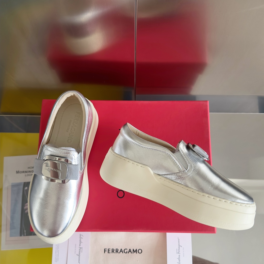 顶级版本Ferragamo菲拉格慕最新Vara系列厚底铭牌蝴蝶结乐福鞋原版购入开发做货这款休闲便鞋灵活百