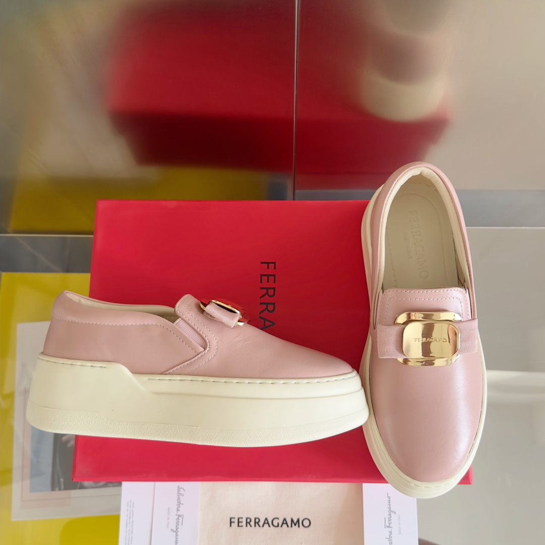 顶级版本Ferragamo菲拉格慕最新Vara系列厚底铭牌蝴蝶结乐福鞋原版购入开发做货这款休闲便鞋灵活百