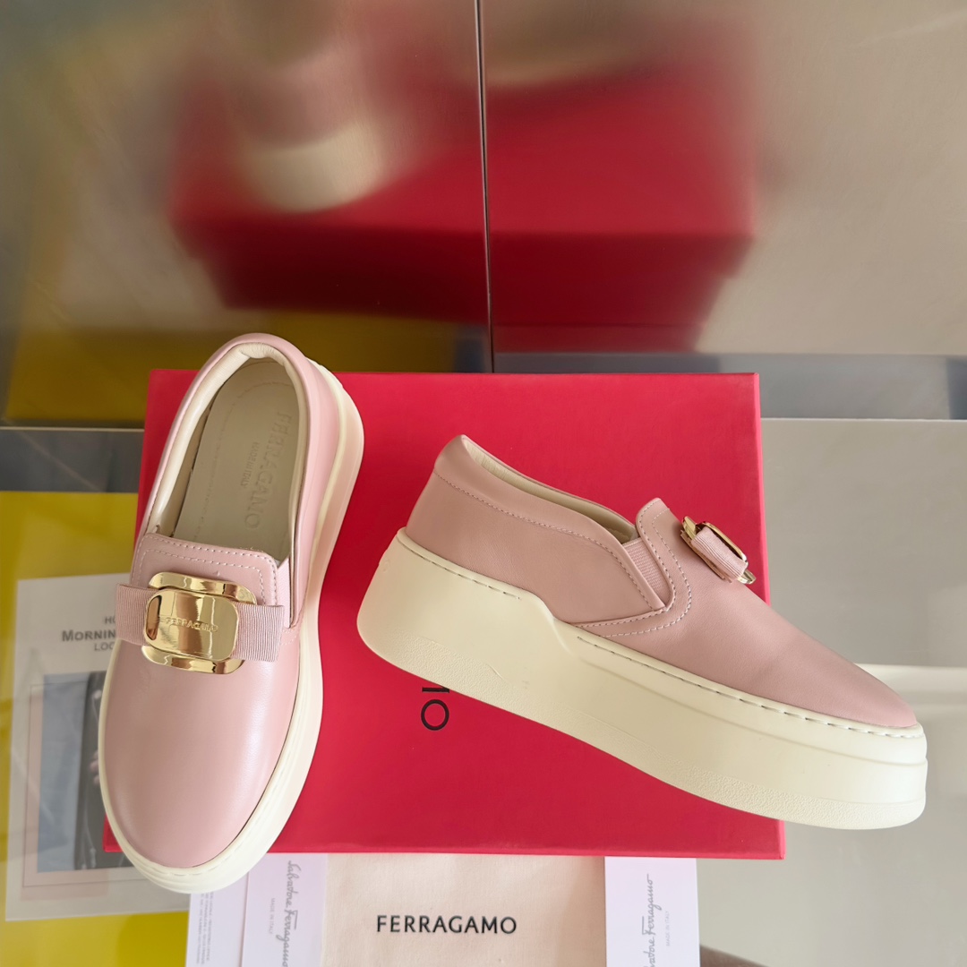 顶级版本Ferragamo菲拉格慕最新Vara系列厚底铭牌蝴蝶结乐福鞋原版购入开发做货这款休闲便鞋灵活百