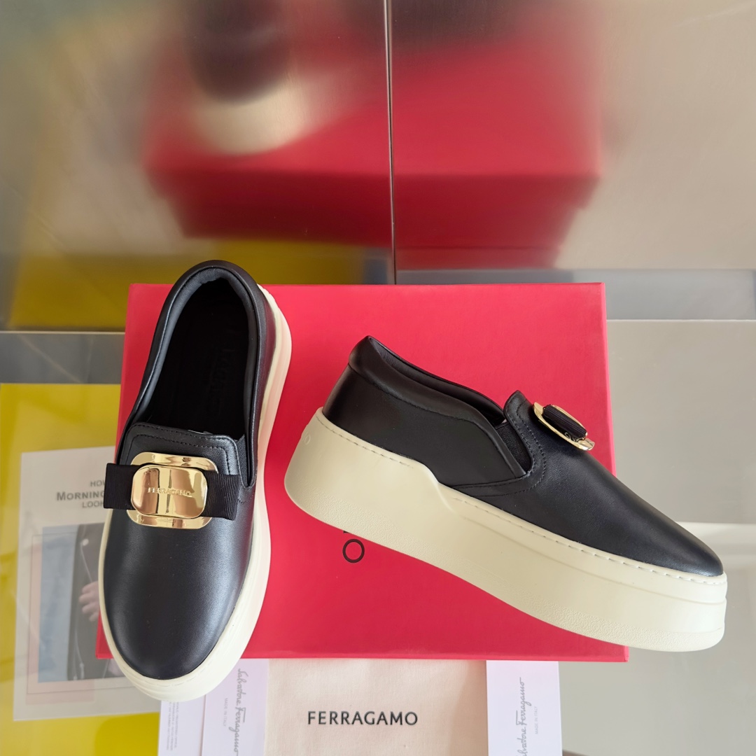 顶级版本Ferragamo菲拉格慕最新Vara系列厚底铭牌蝴蝶结乐福鞋原版购入开发做货这款休闲便鞋灵活百