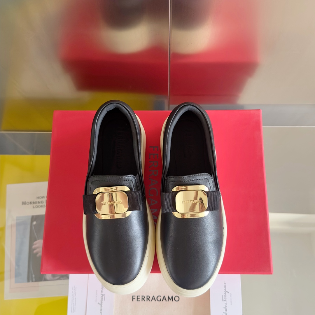 顶级版本Ferragamo菲拉格慕最新Vara系列厚底铭牌蝴蝶结乐福鞋原版购入开发做货这款休闲便鞋灵活百