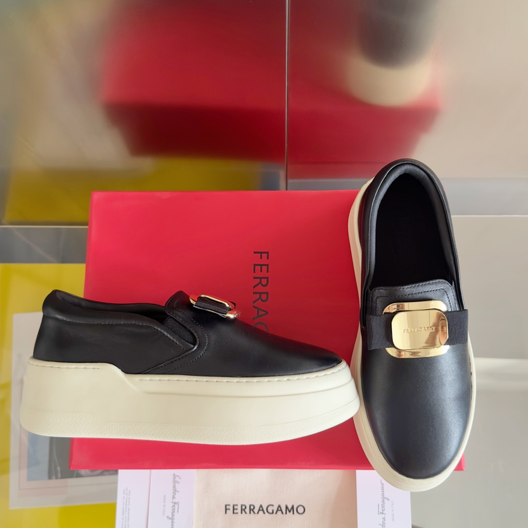 顶级版本Ferragamo菲拉格慕最新Vara系列厚底铭牌蝴蝶结乐福鞋原版购入开发做货这款休闲便鞋灵活百