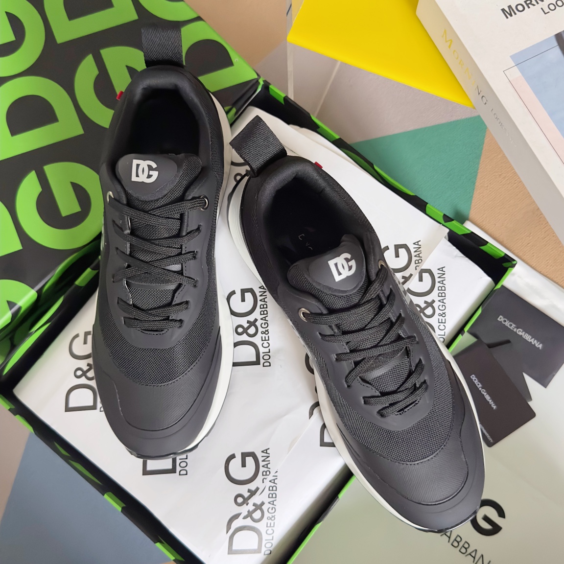 NO:168424,Top version men's Dolce & Gabbana D&G latest style casual sports shoes dad shoes running shoes original purchase and development make goods Air Master sports shoes, capable and lively style, with a special ultra-light upper. Air Master nylon sneakers, embellished suede and calfskin details exquisite packaging for delivery counter Fabric original custom head layer cowhide   mesh inner original custom breathable mesh sole original open mold-on-slip TPU material bottom thickness 3CM Size: men's 38-45, casual shoes/sports shoes, Dolce & Gabbana, Dolce & Gabbana, Dolce & Gabbana, sneakers, cowhide19860909顶级版本男款 Dolce&Gabbana杜嘉班纳 D&G最新款 休闲 运动鞋 老爹鞋 跑鞋 原版购入开发 做货 Air Master 运动鞋,风格干练活泼,配以特色超轻鞋面.Air Master 尼龙运动鞋,点缀绒面革与小牛皮细节 配送专柜精美包装 面料原版定制头层牛皮 网面 内里原版定制透气网里 鞋底原版开模防滑TPU材质 底厚3CM Size:男款38-45,休闲鞋/运动鞋,Dolce&Gabbana,Dolce&Gabbana,Dolce&Gabbana,sneakers,cowhide,Women's Shoes