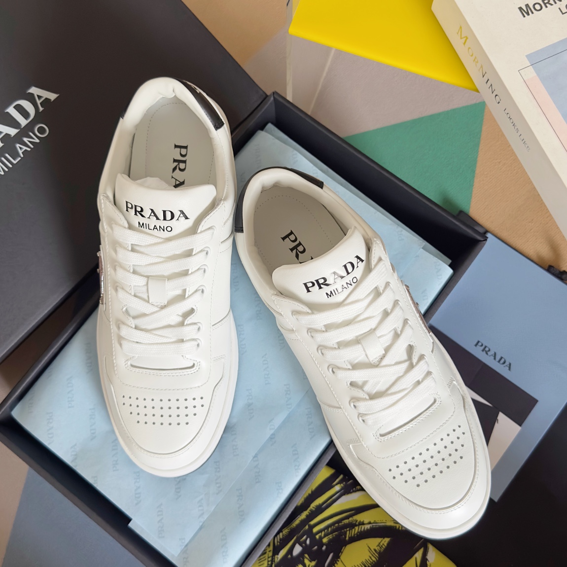 ¿Es ilegal comprar dupe?
 Prada Zapatos Zapatillas de monopatín Zapatillas deportivas Blanco Hombres Cuero de vaca Caucho Vintage Casual